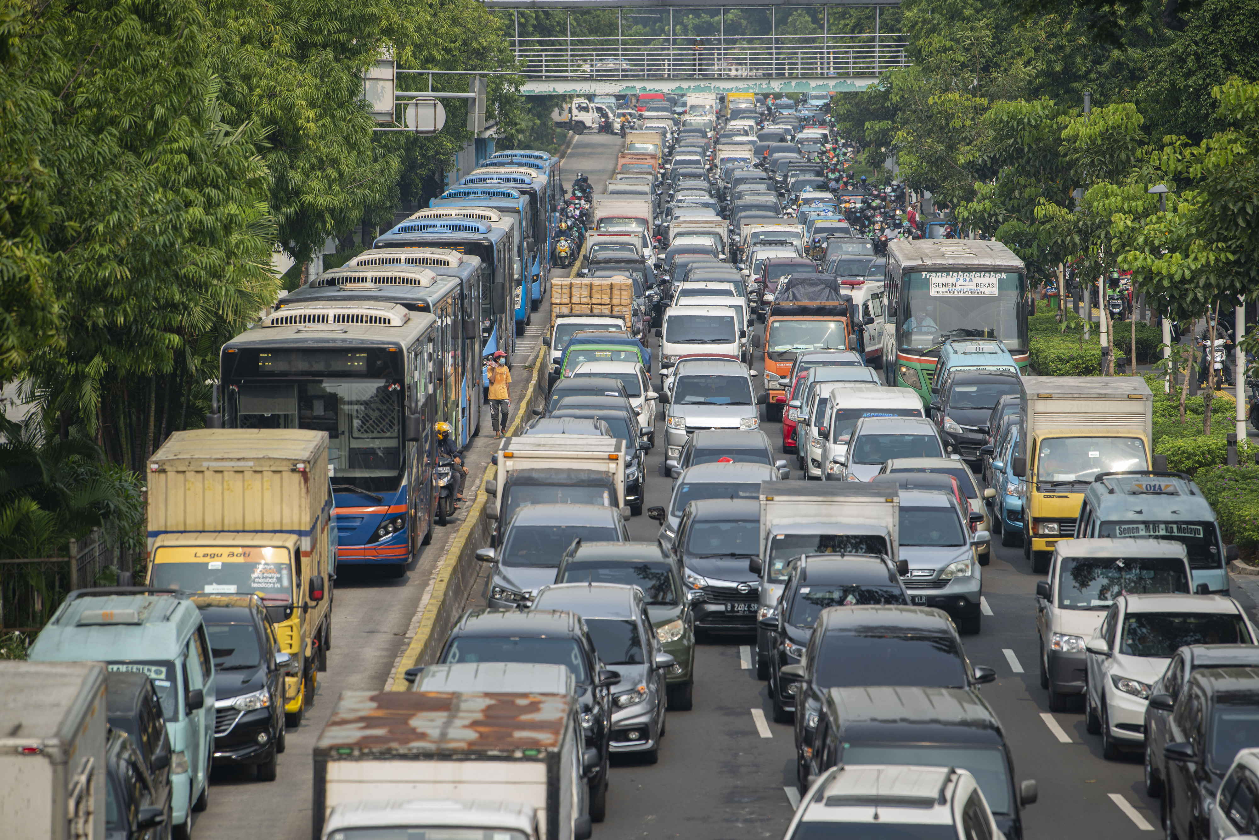 Sejumlah kendaraan antre untuk melewati posko penyekatan di Jalan Salemba Raya, Jakarta.