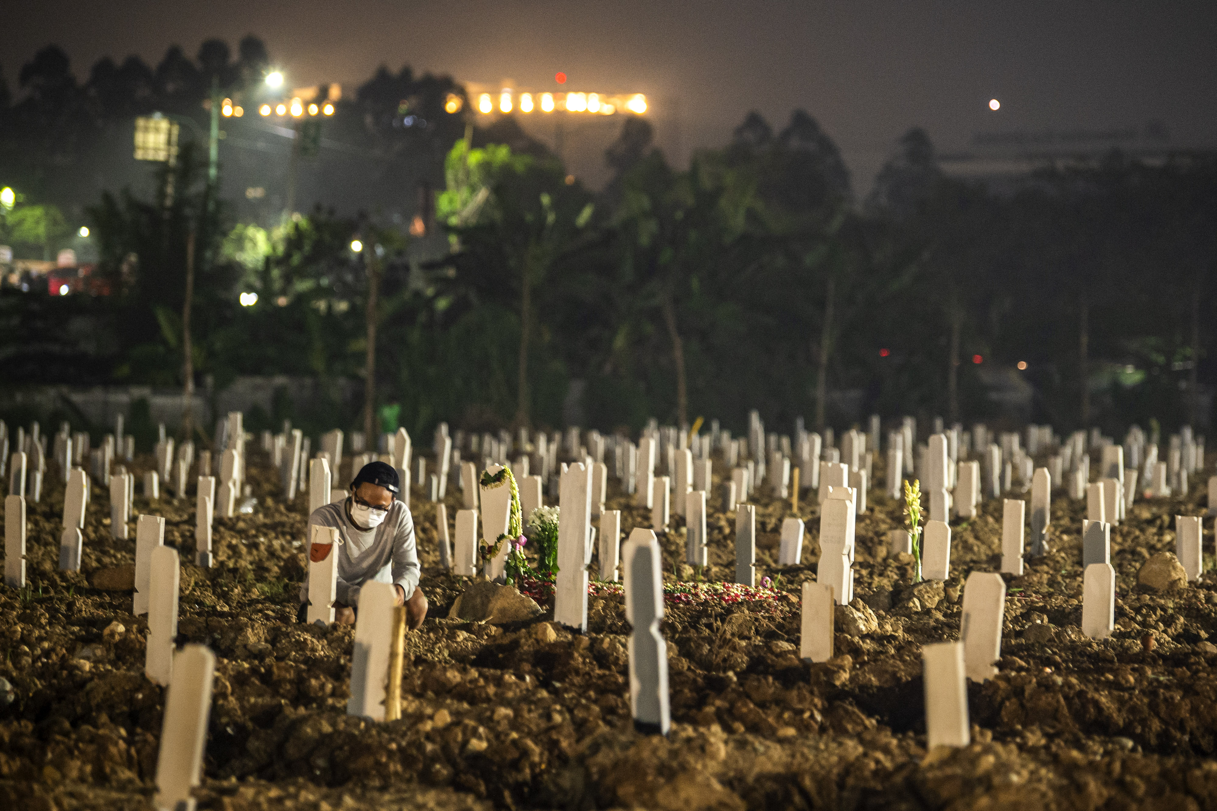 Rekor Baru, Angka Kematian Covid-19 Harian Lampaui 2 Ribu Orang 