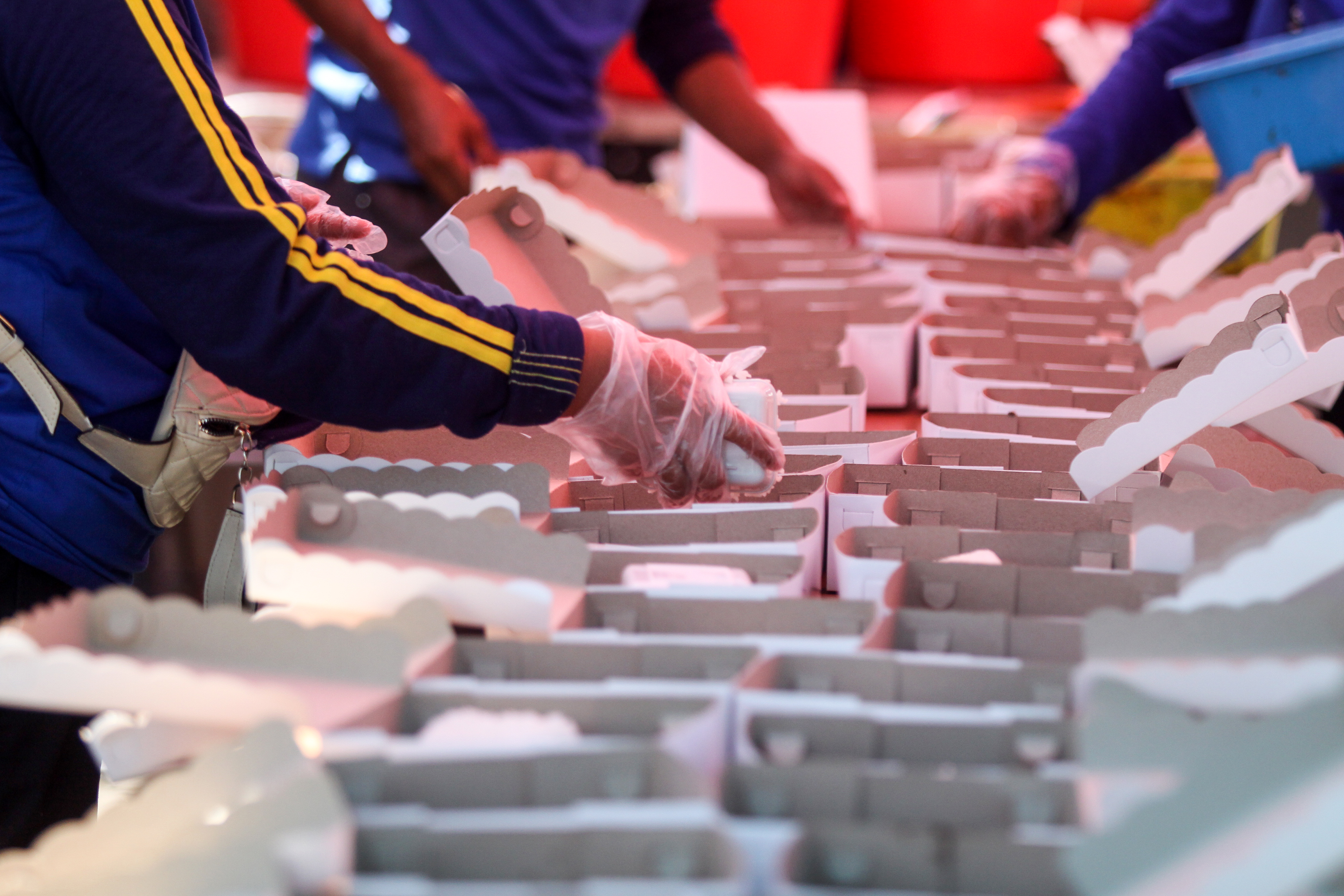 Petugas menyiapkan makanan di dapur umum Kemensos di Surabaya