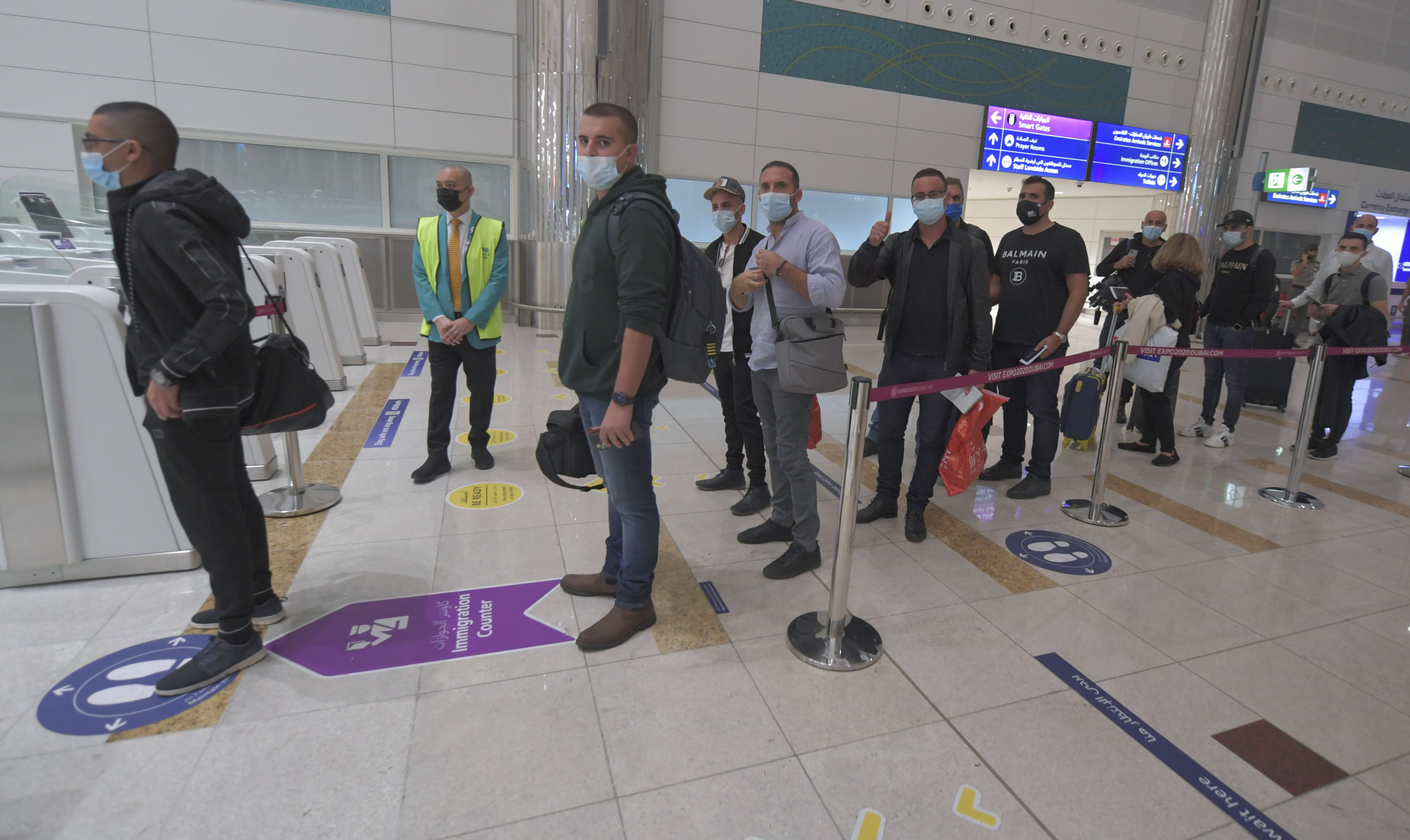 Penumpang asing yang baru mendarat di Bandara Internasioanal Dubai, Uni Emirat Arab.