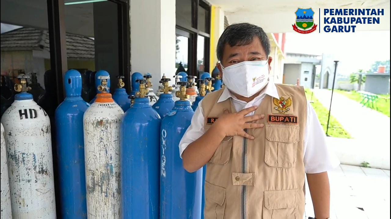 Bupati Garut  Rudy Gunawan mengecek ketersediaan oksigen di rumah sakit rujukan pasien Covid-19 di Garut.