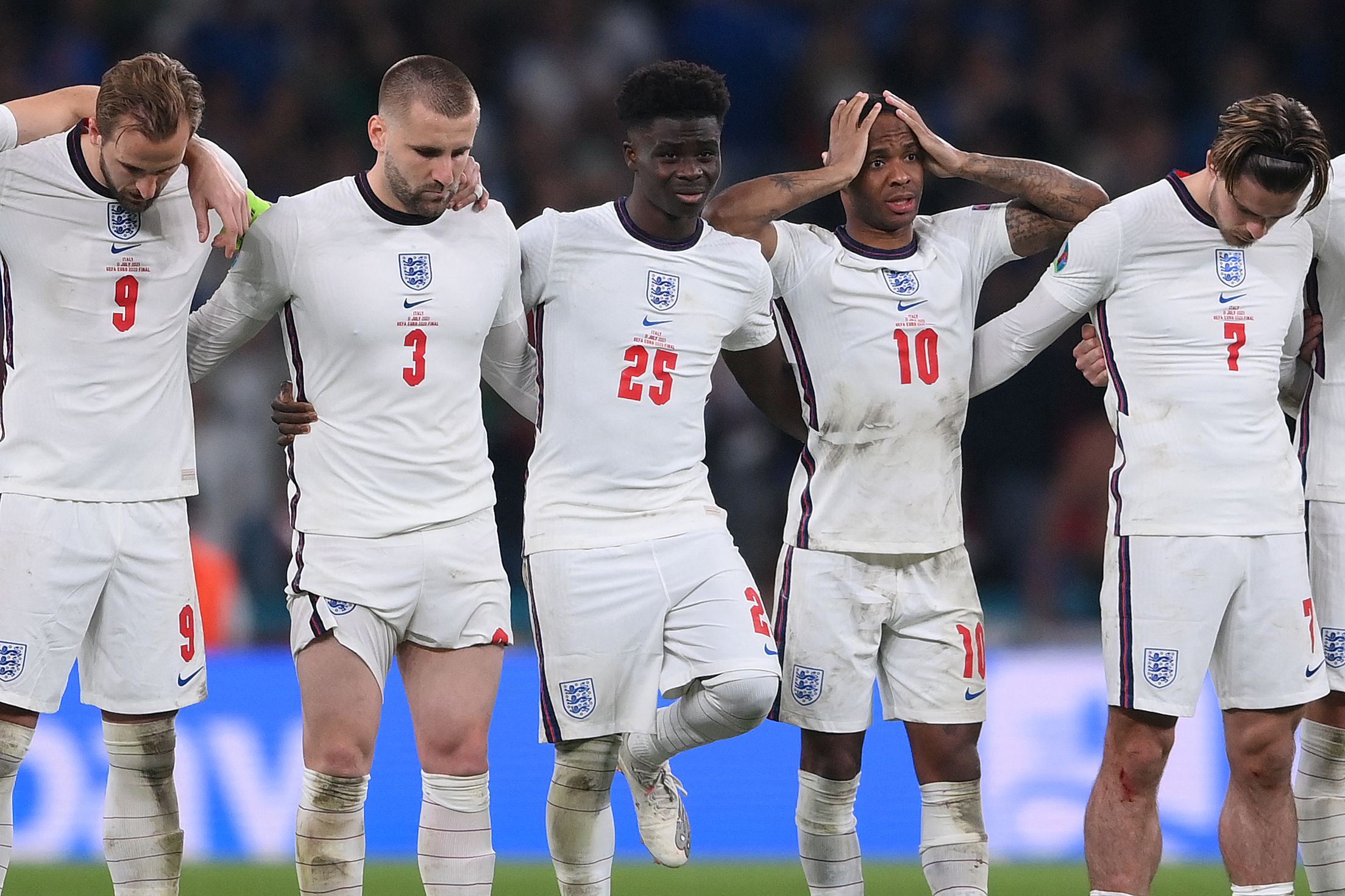 Para pemain Inggris menyaksikan adu penalti di laga final Piala Eropa 2020 melawan Italia.