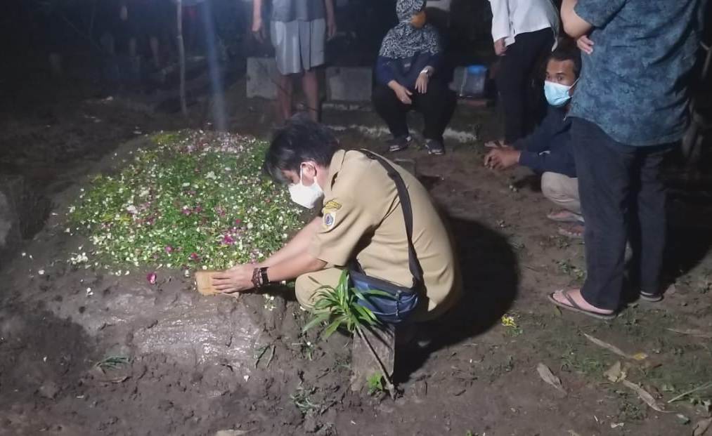  Keluarga dan kerabat di pusara Almarhum dokter Sartono di TPU Desa Wangandalem, Kecamatan Brebes, Kabupaten Brebes. 