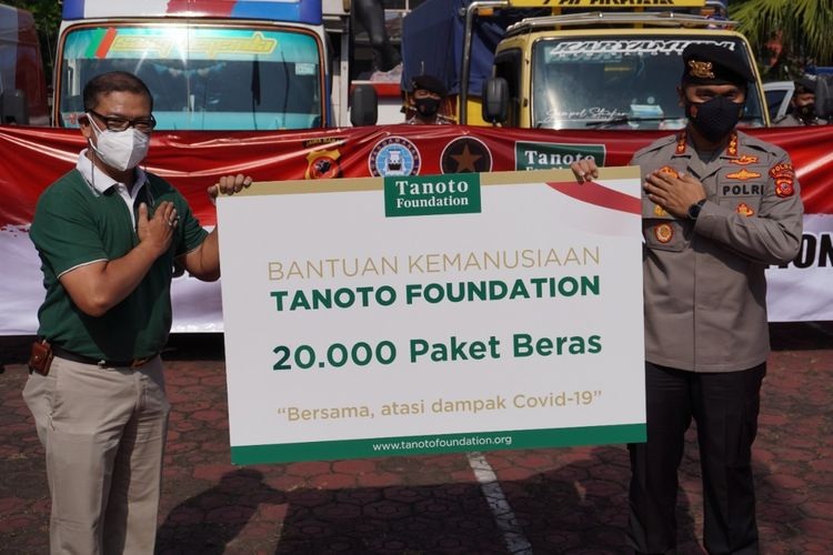 Penyerahan bantuan paket beras dari Tanoto Foundation untuk wilayah Jawa Timur.