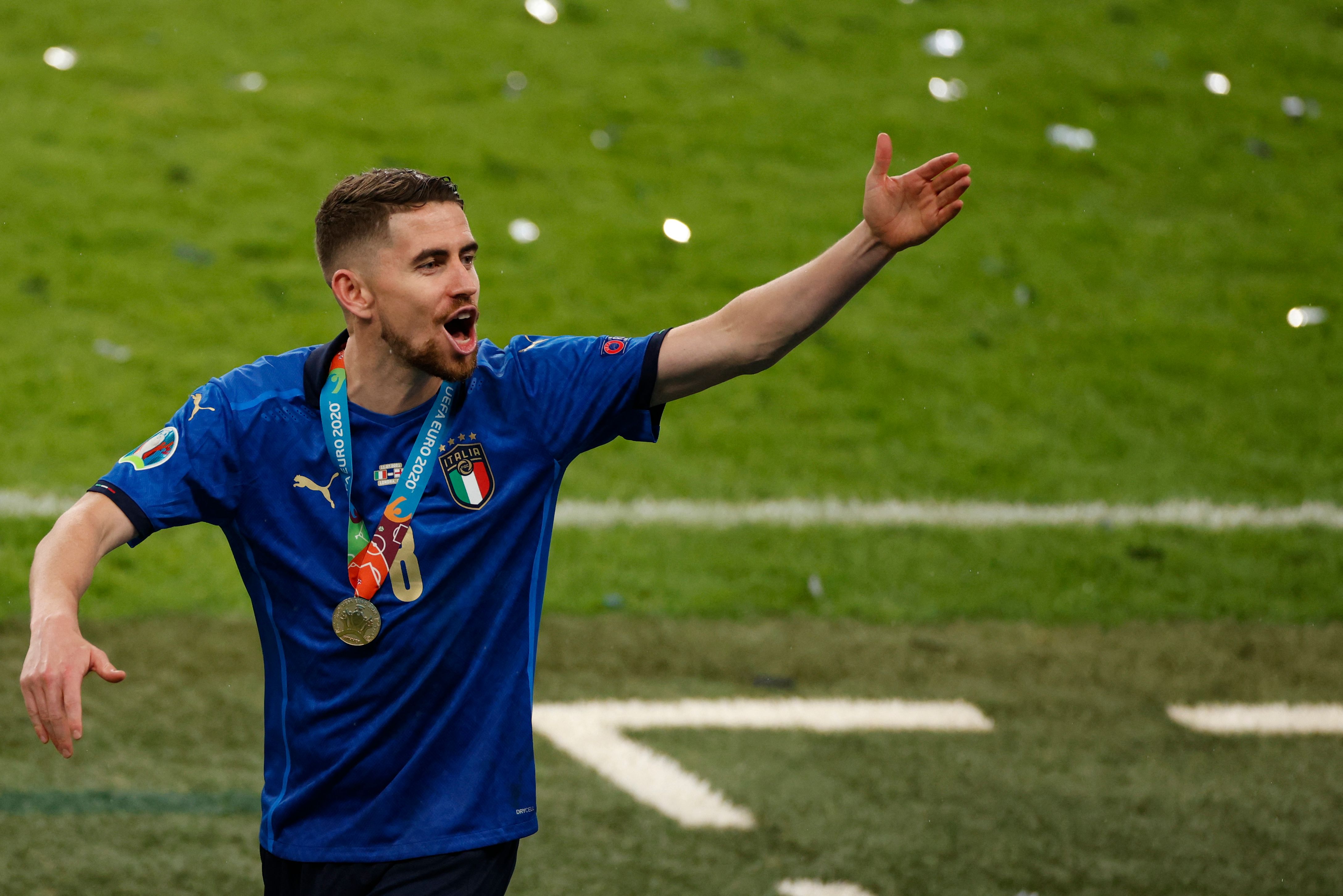Gelandang timnas Italia Jorginho melakukan selebrasi saat timnya menjuarai Euro 2020 dengan mengalahkan timnas Inggris.