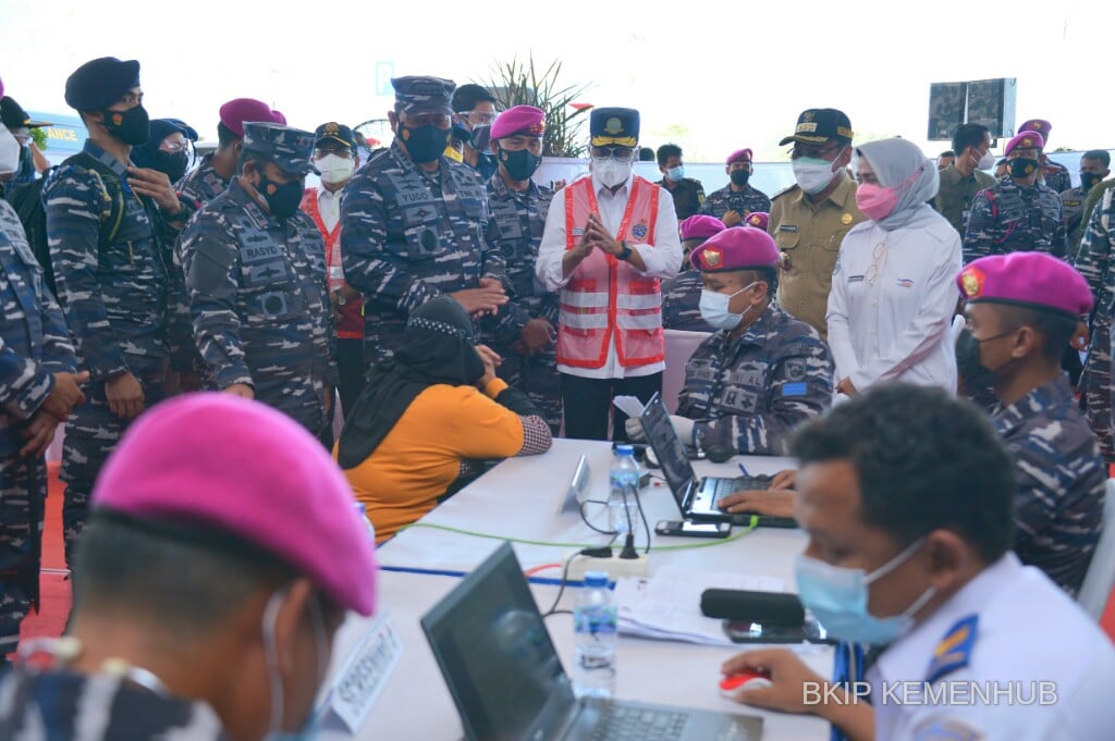 Menhub Budi Karya Sumadi dan KSAL Laksamana Yudo Margono meninjau vaksinasi di Pelabuhan Merak