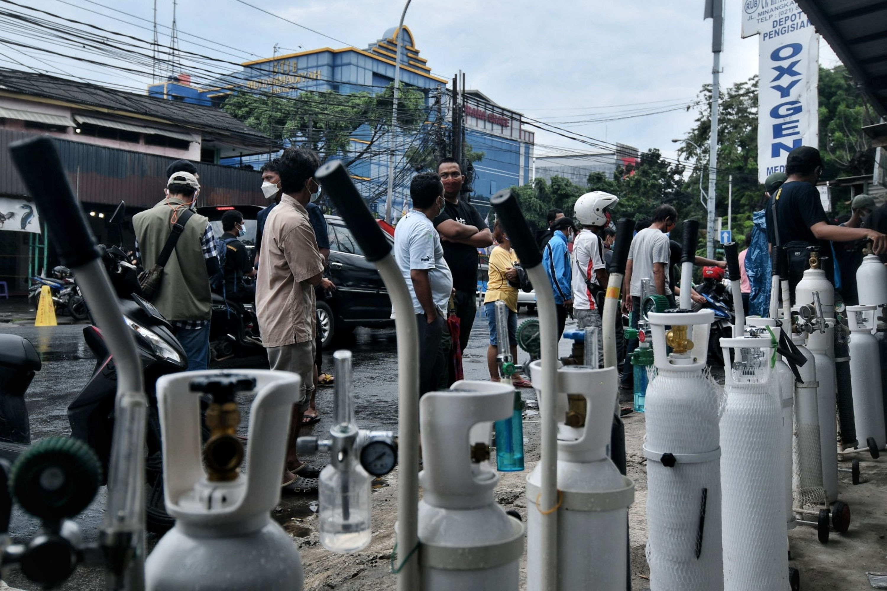 Warga mengantre untuk melakukan isi ulang oksigen di kawasan Manggarai, Jakarta.
