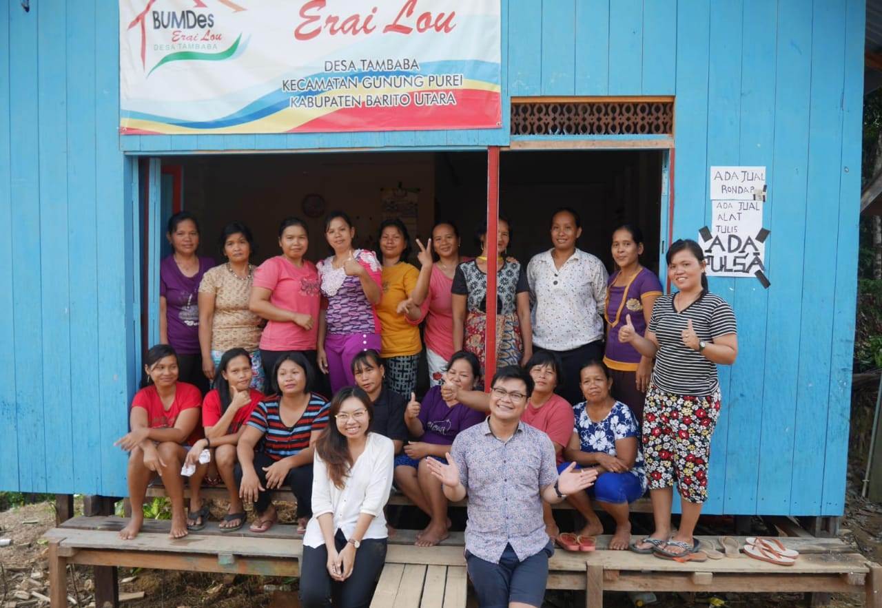Masyarakat Dayak terutama kaum ibu diberdayakan Handep membuat kerajinan anyaman di Kalimantan Tengah.