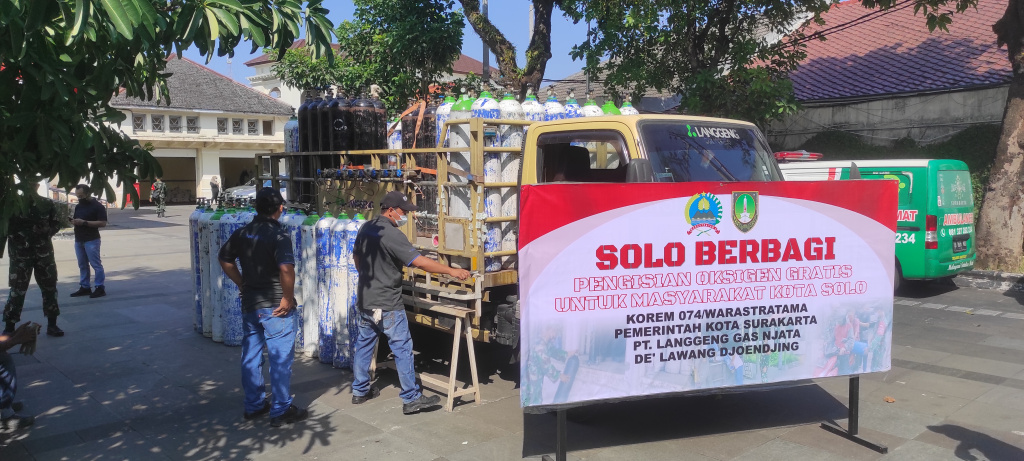 Truk penuh oksigen sedang ditata, guna memudahkan warga yang antri oksigen gratis yang diselenggarakan oleh Pemkot Surakarta bersama Korem 0