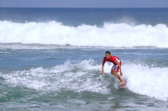Peselancar RioWaida saat berlatih di Bali