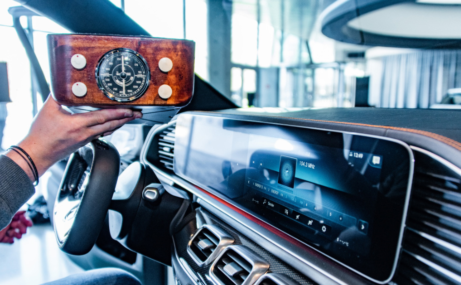 Berawal dari sistem penerima radio sederhana hingga MBUX yang canggih dan lengkap.mercee