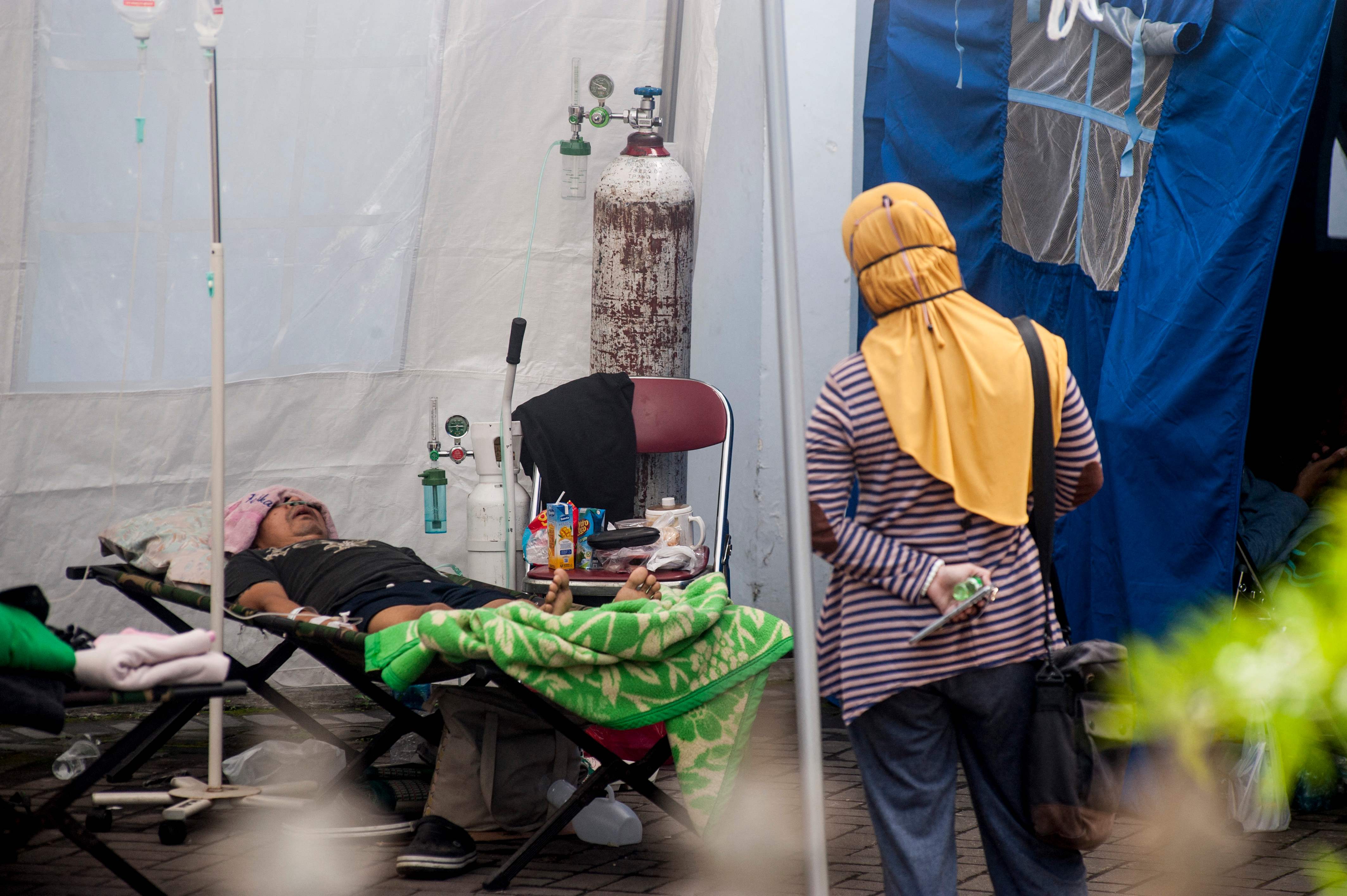 Pasien mendapatkan perawatan di dalam sebuah tenda di Yogyarkata seiring meningkatnya kasus covid-19.