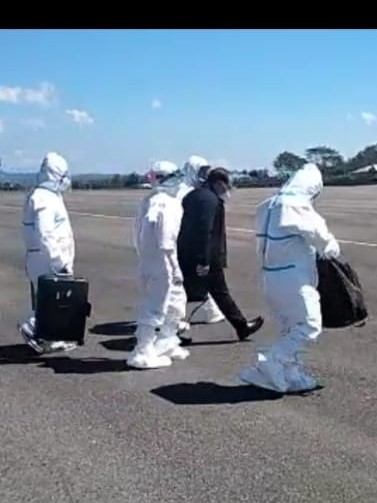 USKUP Ruteng, Mgr Siprianus Hormat, mengenakan pakaian hitam.