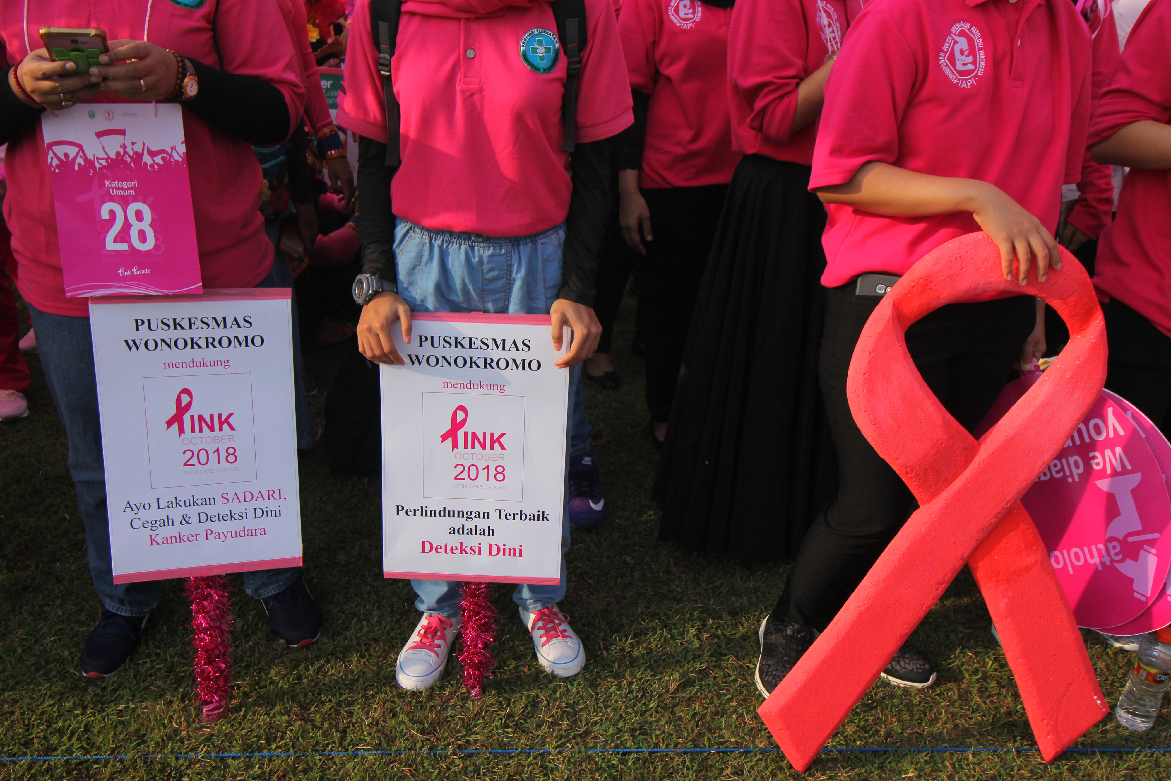 Warga mengikuti Pink Parade di Gedung Negara Grahadi, Surabaya, Jawa Timur.