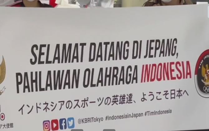 Spanduk penyambutan kontingen Indonesia yang dibawa KBRI Tokyo di Bandara Narita, Tokyo.