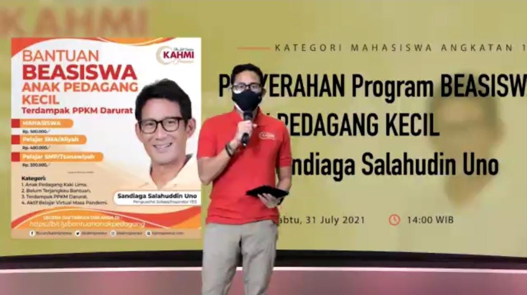 Menparekraf Sandiaga Uno memberi sambutan pada acara penyerahan program beasiswa bagi anak pedagang kecil, Sabtu (31/7).