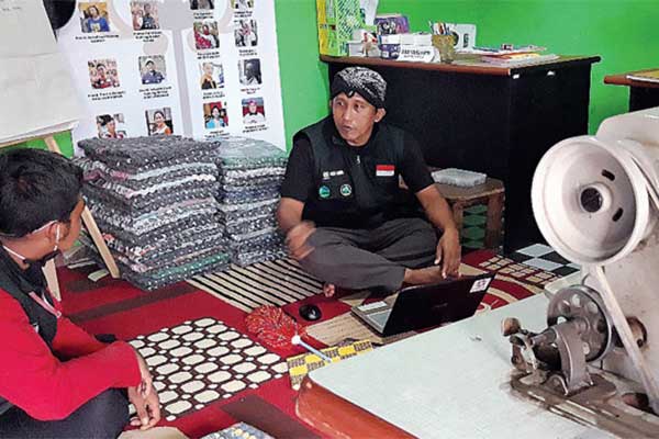 Ketua Badan Pembina Lingkar Sosial Kertaning Tyas (kanan) berdiskusi dengan rekannya