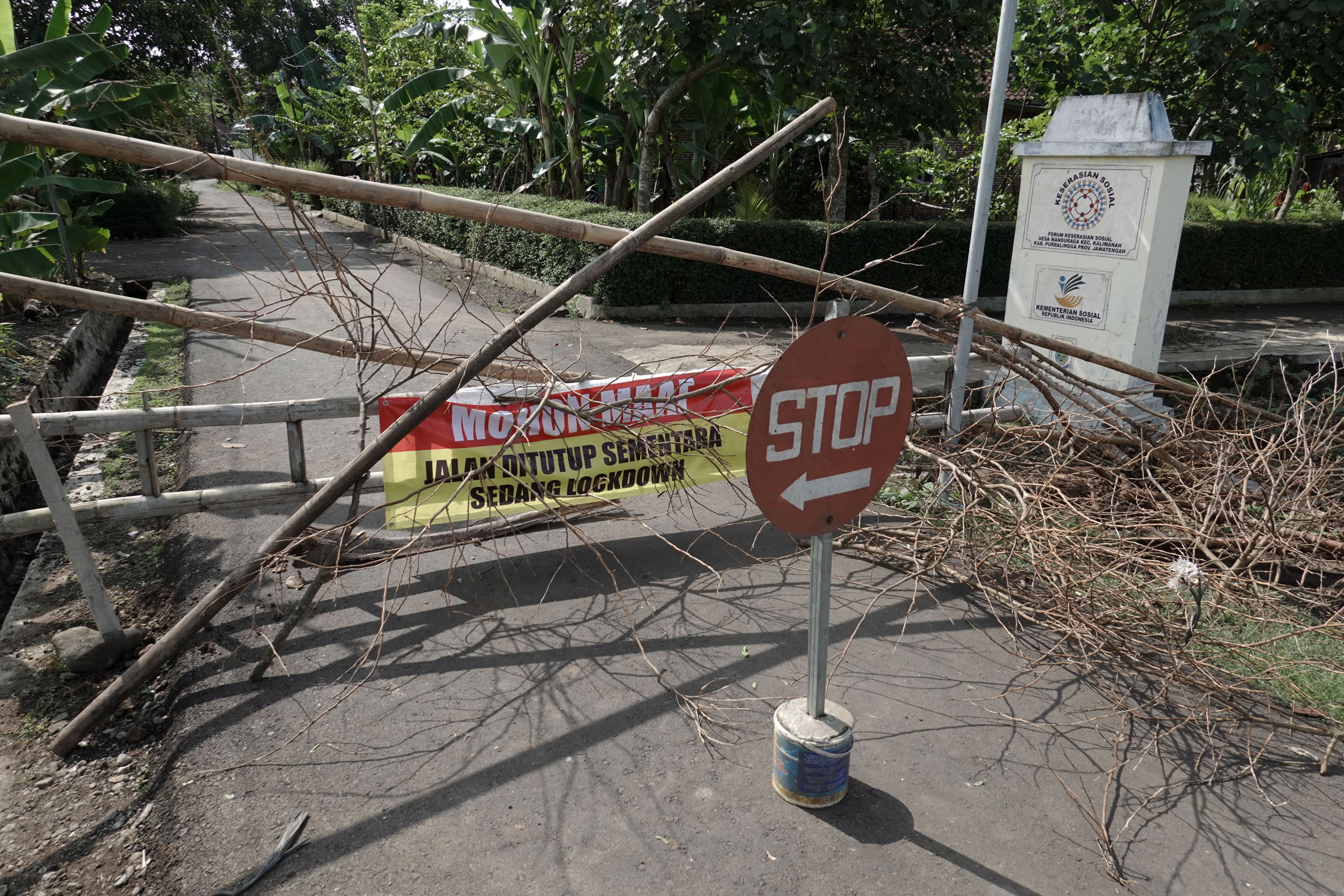 Blokade akses menuju salah satu desa akibarmerebaknya kasus Covid-19