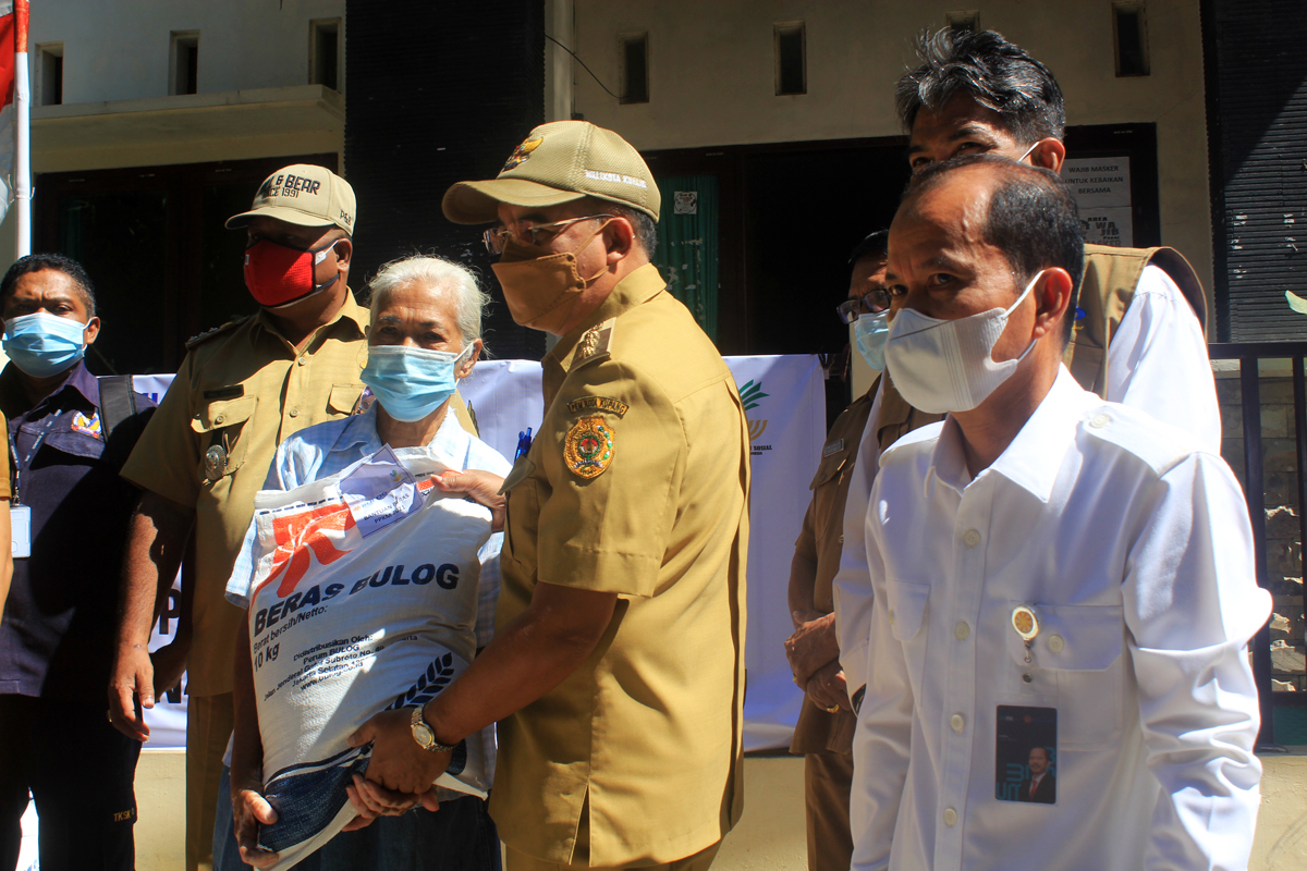 Bulog Divisi Regional NTT menyalurkan bansos beras bagi PKM, PKH, dan Bantuan Sosial Tunai (BST), Senin (19/7/2021).