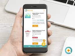 Anda juga bisa berobat dengan memanfaatkan ponsel untuk mengakses fitur Telemed di SehatQ.