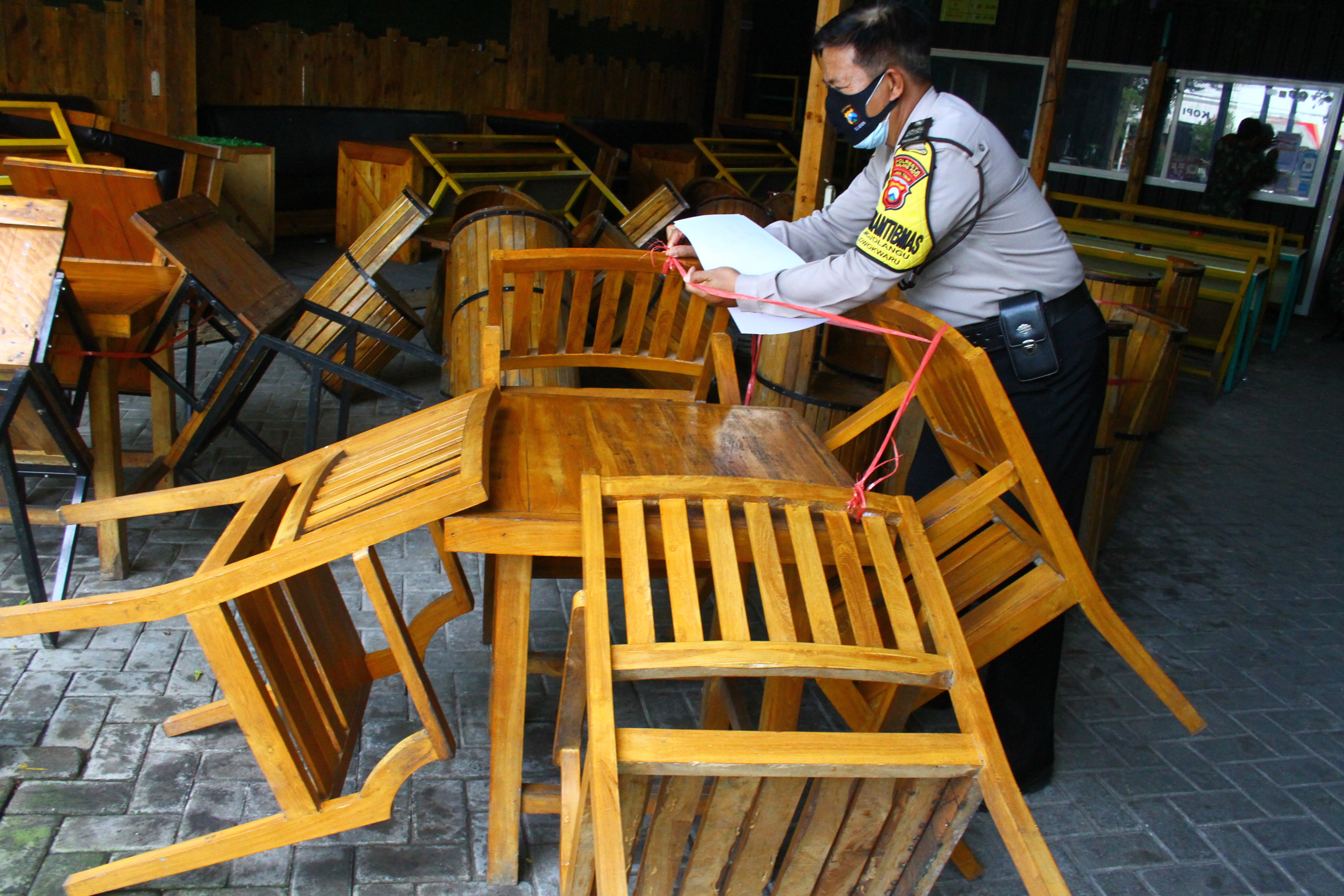 Petugas merazia kafe di wilayah Malang selama pelaksanaan PPKM darurat.