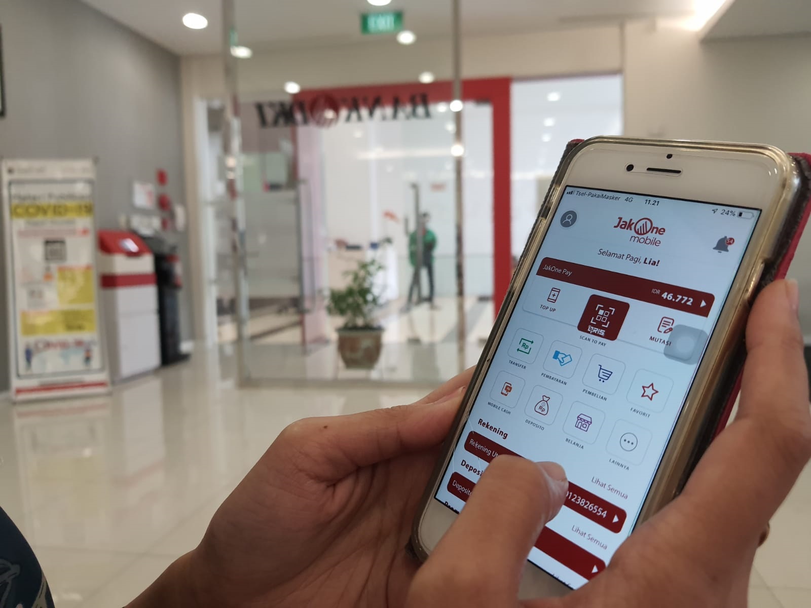 Nasabah menggunakan aplikasi JakOne Mobile Bank DKI untuk bertransaksi. 