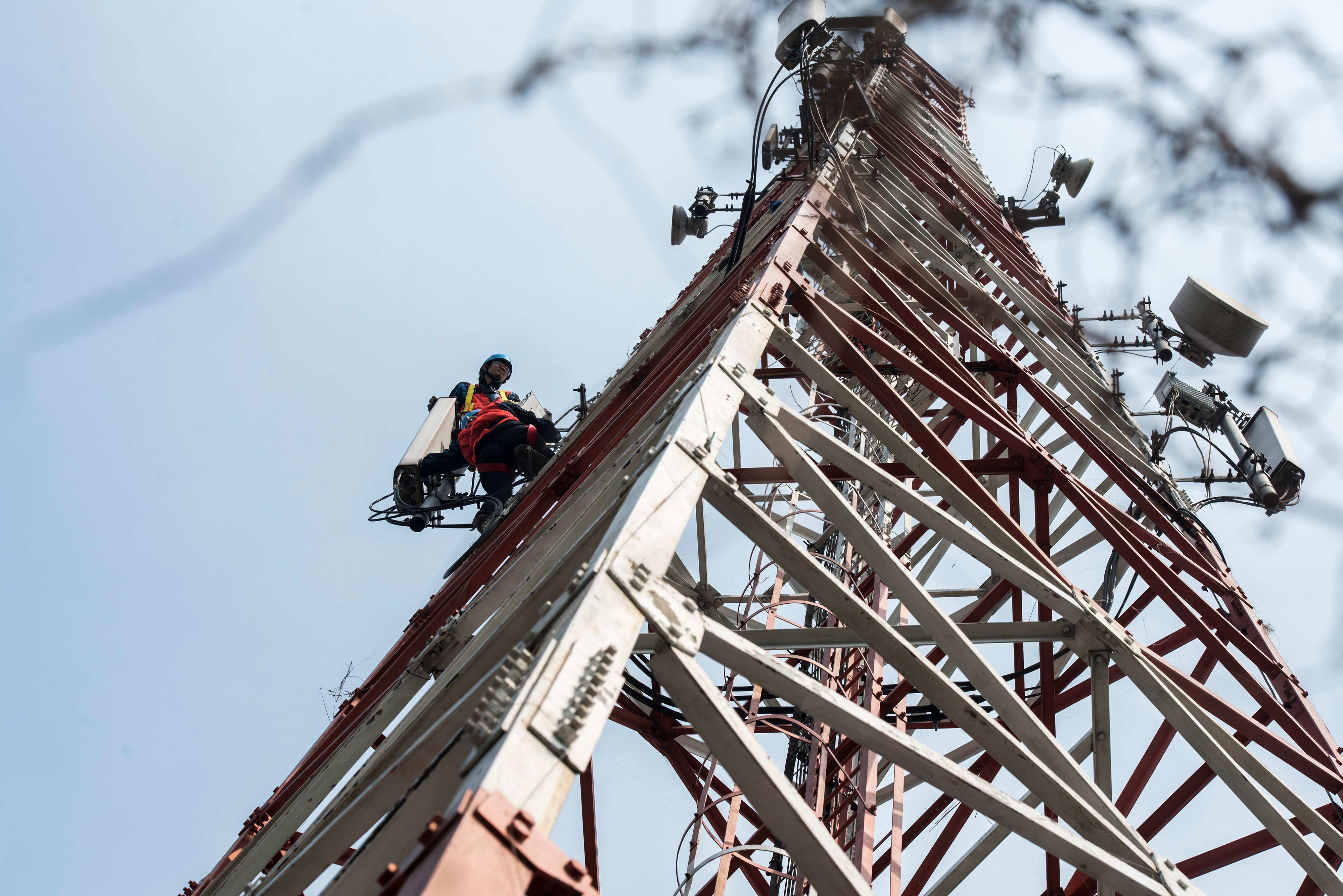 Ilustrasi pekerja memeriksa perangkat BTS di wilayah Jawa Barat.