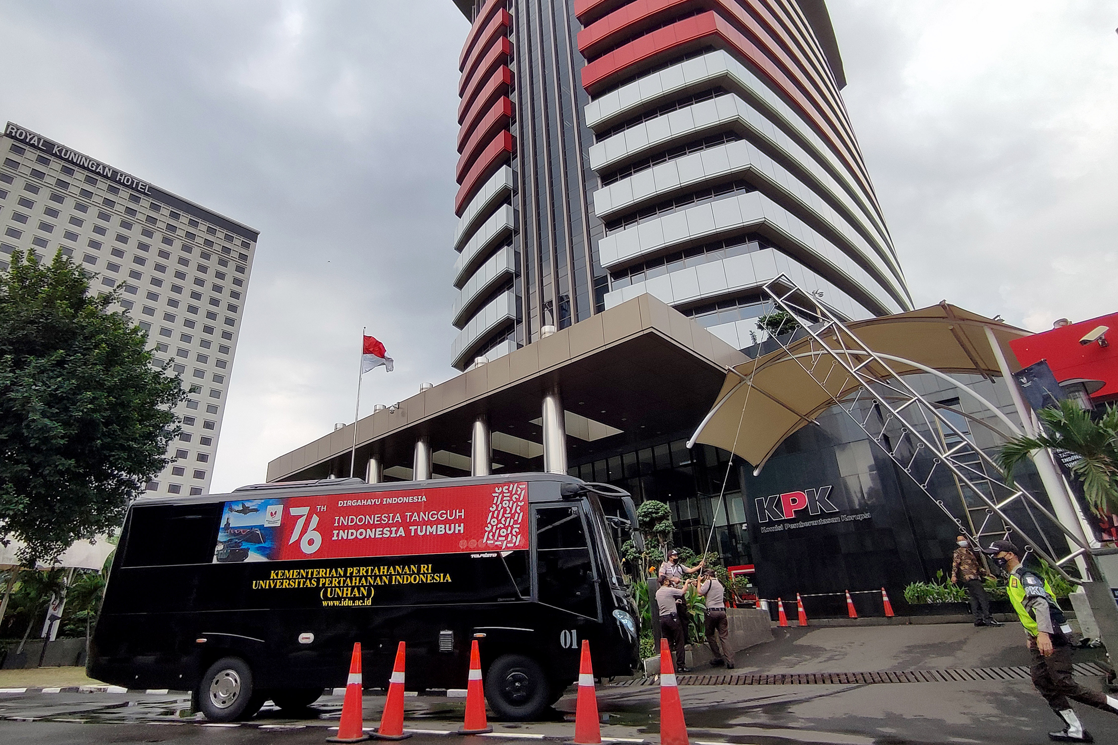 Kendaraan jemputan Unhan memasuki gedung KPK di kawasan Rasuna Said, Jakarta.
