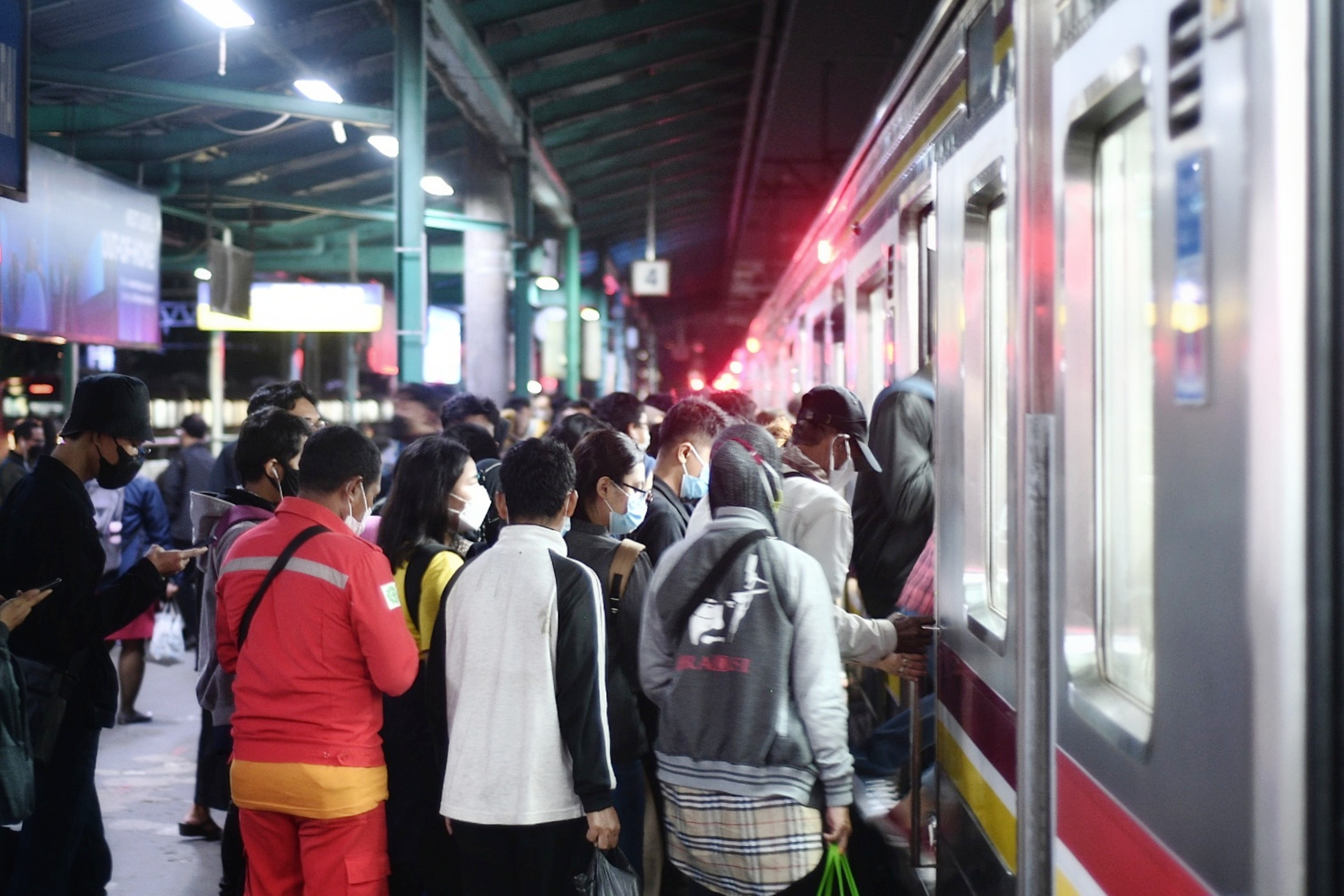 PPKM Darurat, Trafik Penumpang Kereta Anjlok 33%