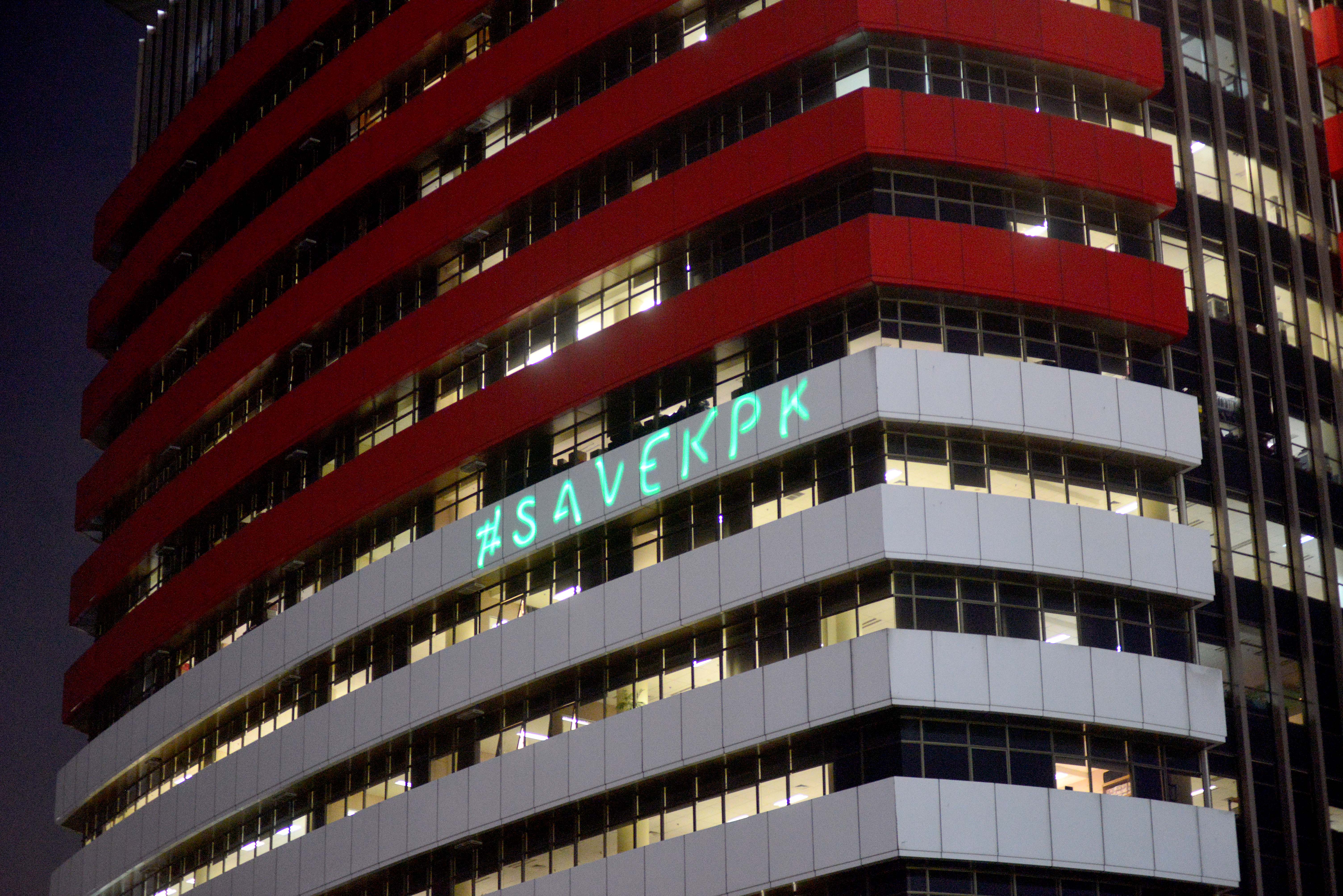 Aktivis Greenpeace menembakkan laser berisi seruan Save KPK di Gedung Merah Putih Komisi Pemberantasan Korupsi (KPK), Rasuna Said, Jakarta.