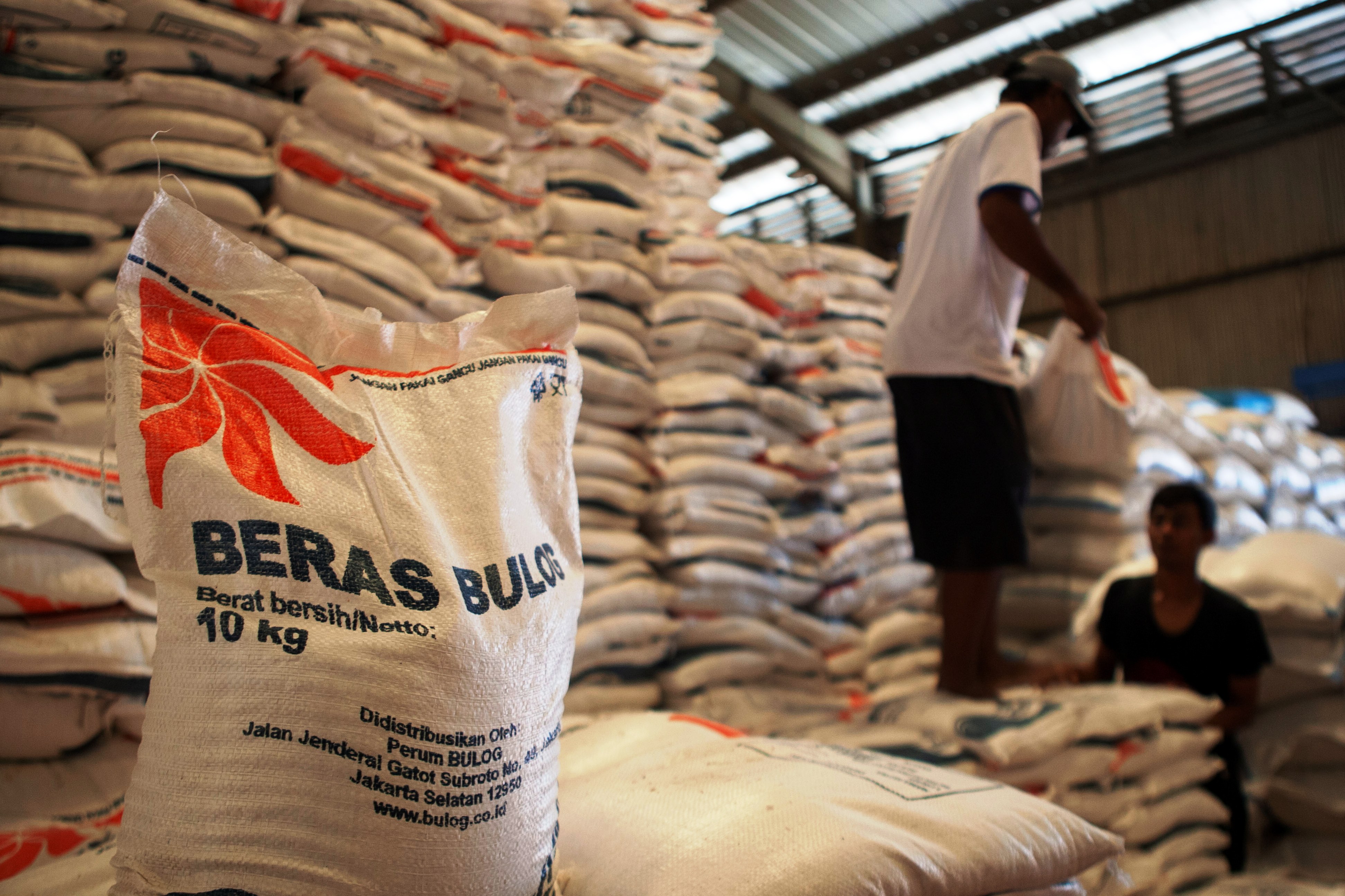 Beras siap didistribusikan.