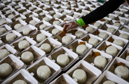 Polda Metro Bagikan 10 Ribu Paket Rendang bagi Warga Isolasi Mandiri