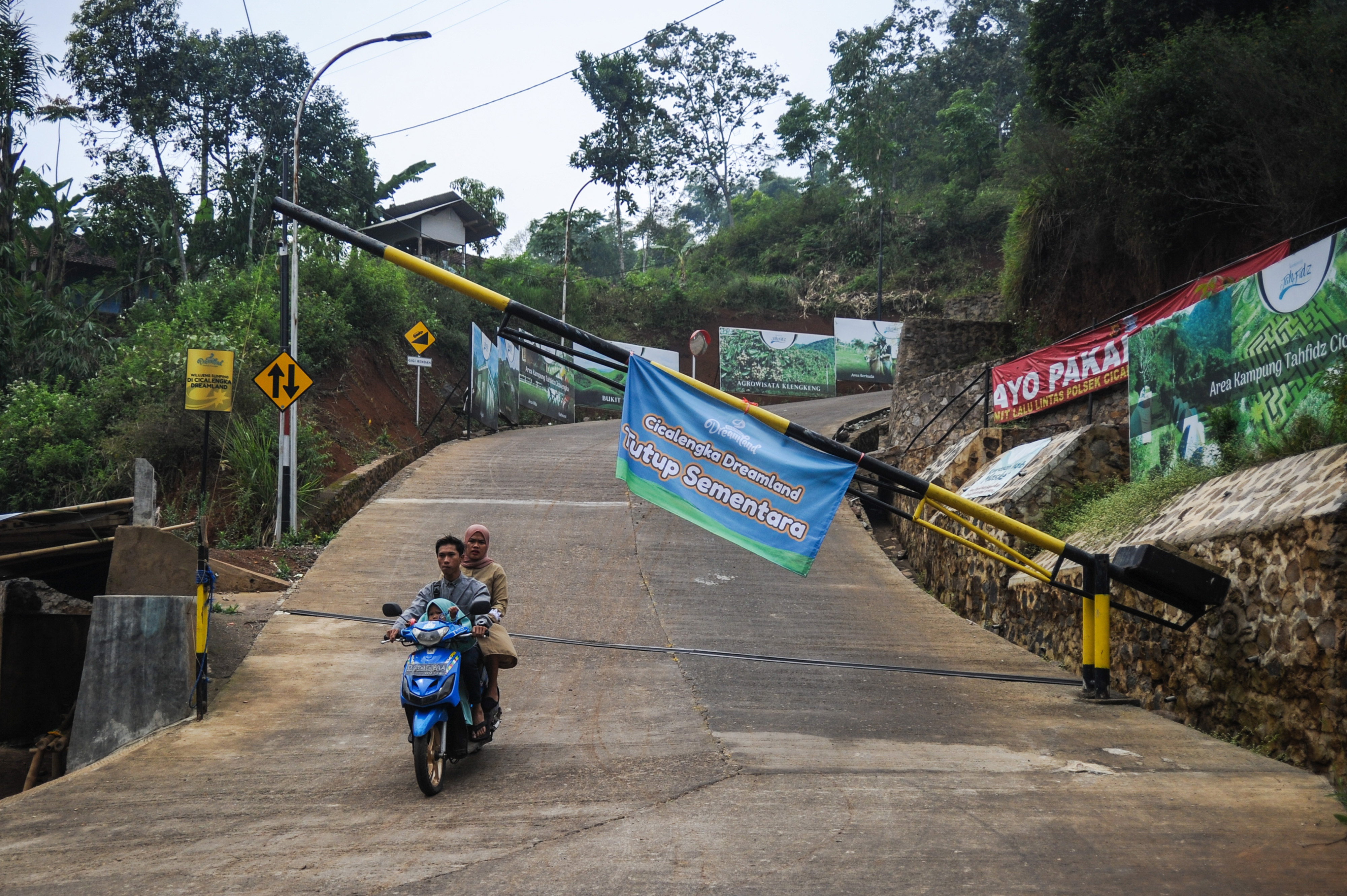 Kawasan Wisata Dreamland di Cicalengka,Jawa Barat ditutup sementara selama pandemi