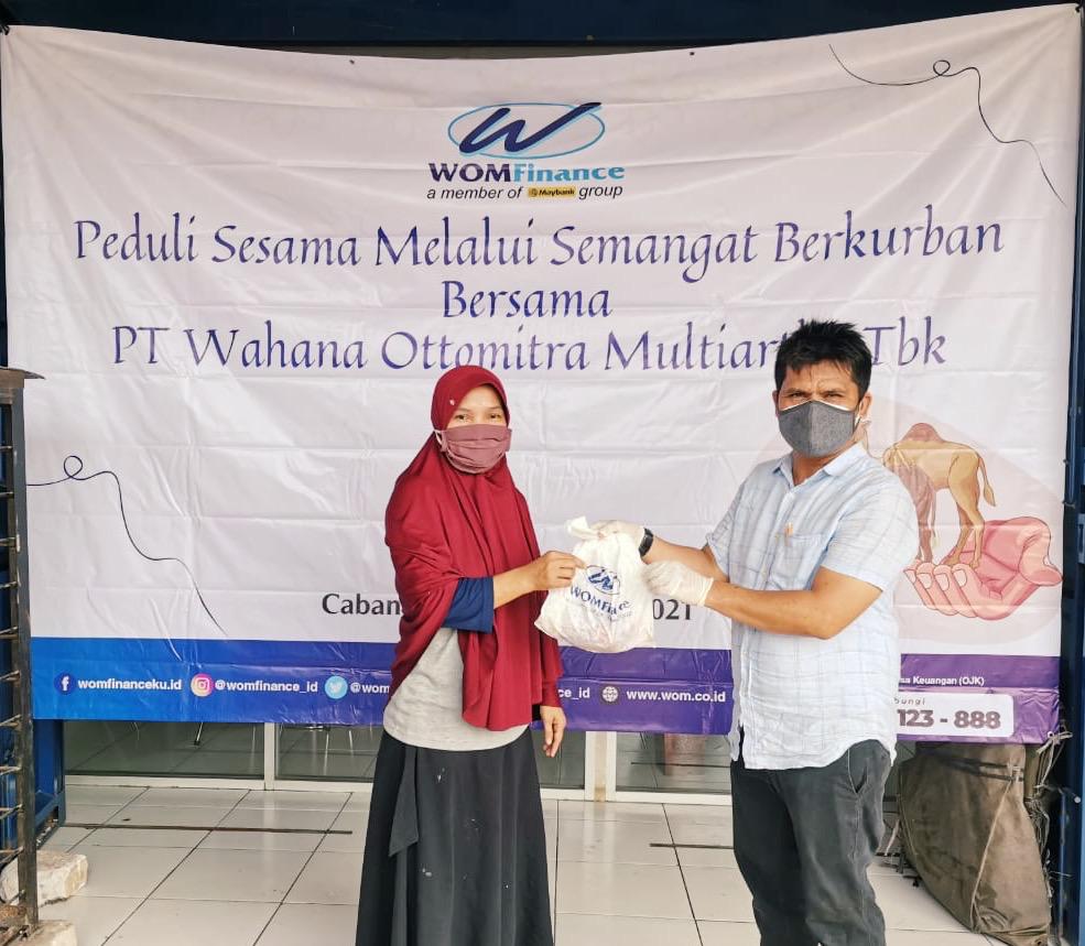 Penyaluran daging hewan kurban dari WOM Finance