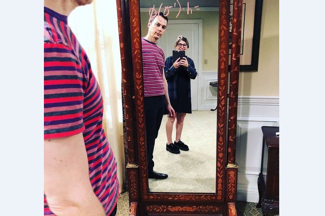 Mayim Bialik melakukan selfie dengan Jim Parsons
