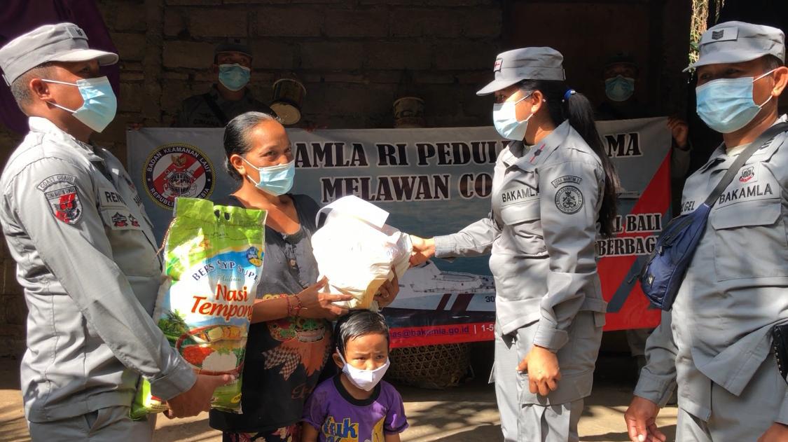 SPPKL Bali menyerahkan bantuan bagi warga terdampak covid-19 selama berlangsungnya PPKM Jawa-Bali.