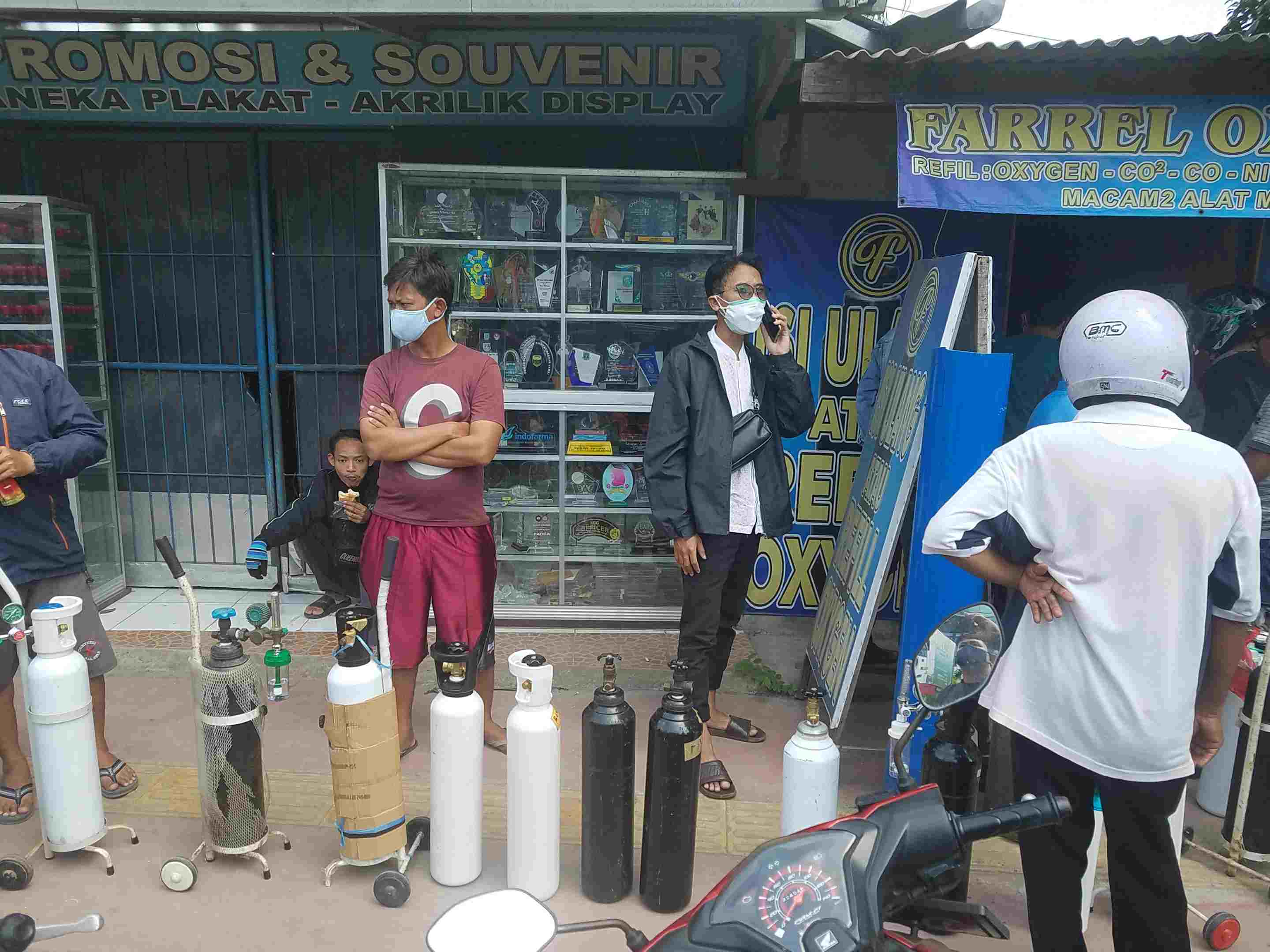 Warga Kota Bekasi Berburu Pengisian Oksigen dan Obat di Kota Bekasi, Jawa Barat, Minggu (4/7).