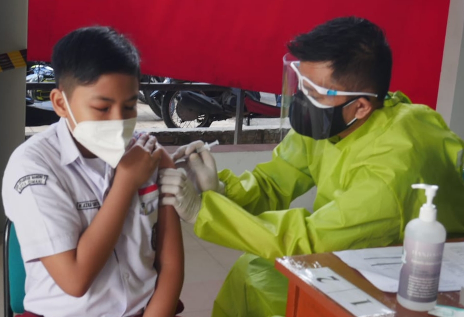 Seorang siswa menerima vaksinasi Cobid-19 dalam kegiatan vaksinasi di SMP Negeri 1 Kota Cimahi, Jawa Barat Sabtu (31/7).