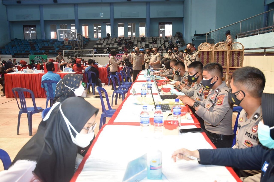 Vaksinasi Covid-19 bagi masyakarat yang digelar Polda Jambi.  