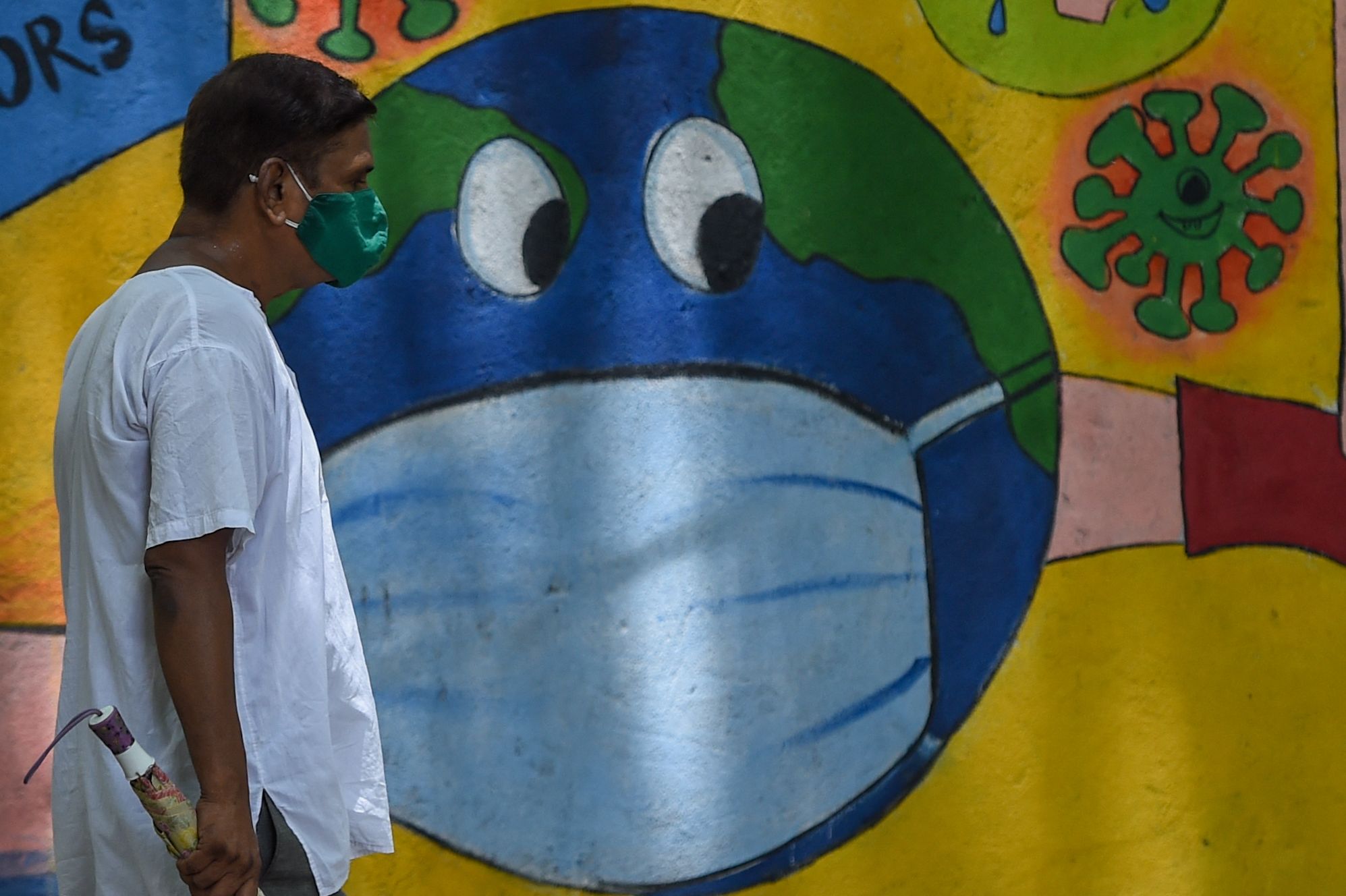 Mural terkait pandemi covid-19 di wilayah Mumbai, India.