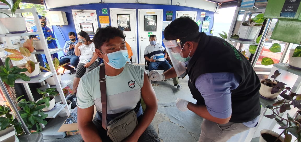 BRI mengerahkan Teras BRI Kapal Bahtera Seva III untuk membantu tenaga medis melakukan vaksinasi di Halmahera Selatan, Maluku Utara. 