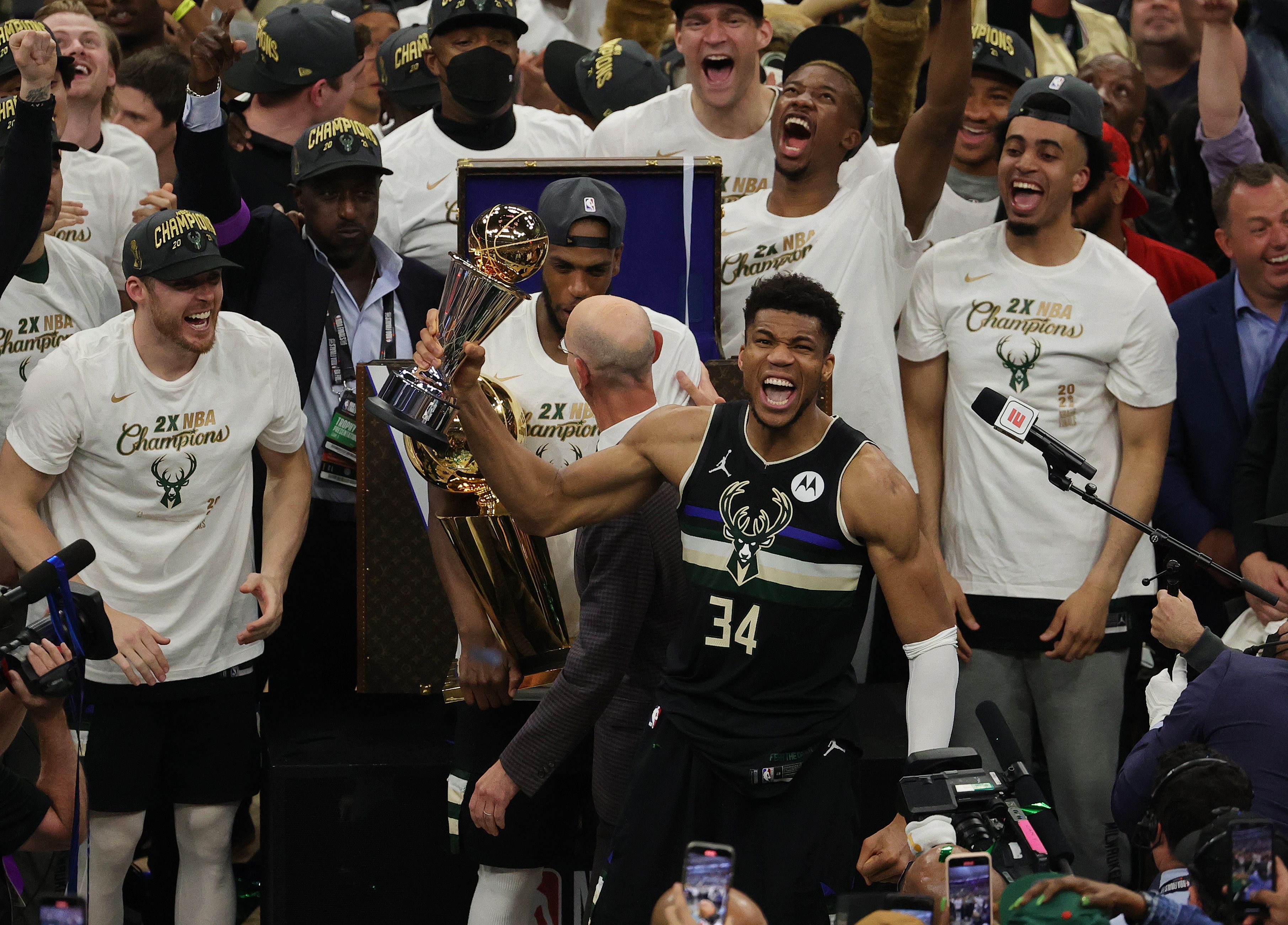Forward Milwaukee Bucks Giannis Antetokounmpo mengangkat trofi juara NBA.