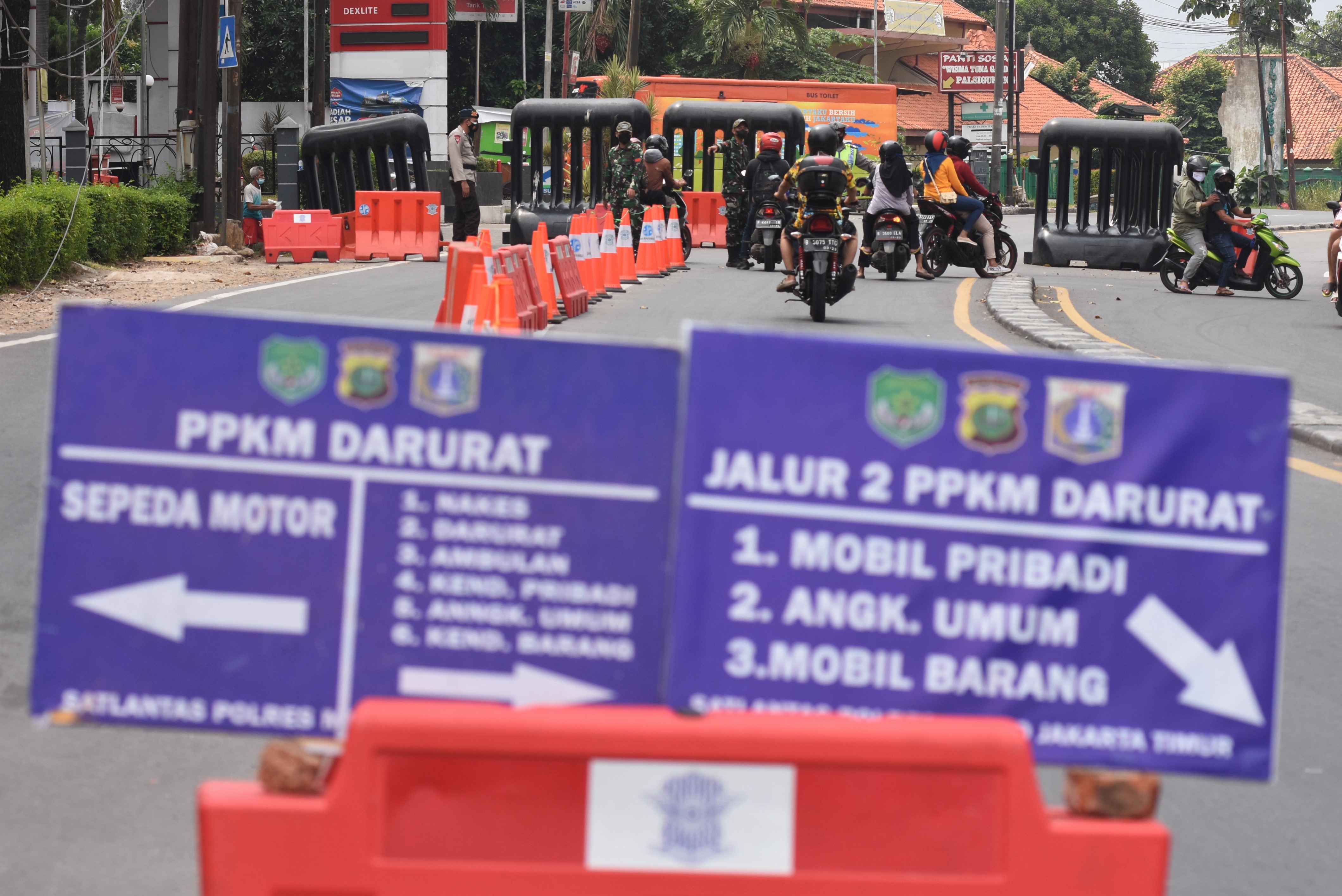 Situasi Pos Penyekatan Mobilitas Masyarakat pada PPKM Darurat saat Hari Raya Idul Adha di Jalan Raya Bogor, Jakarta, Selasa (20/7).