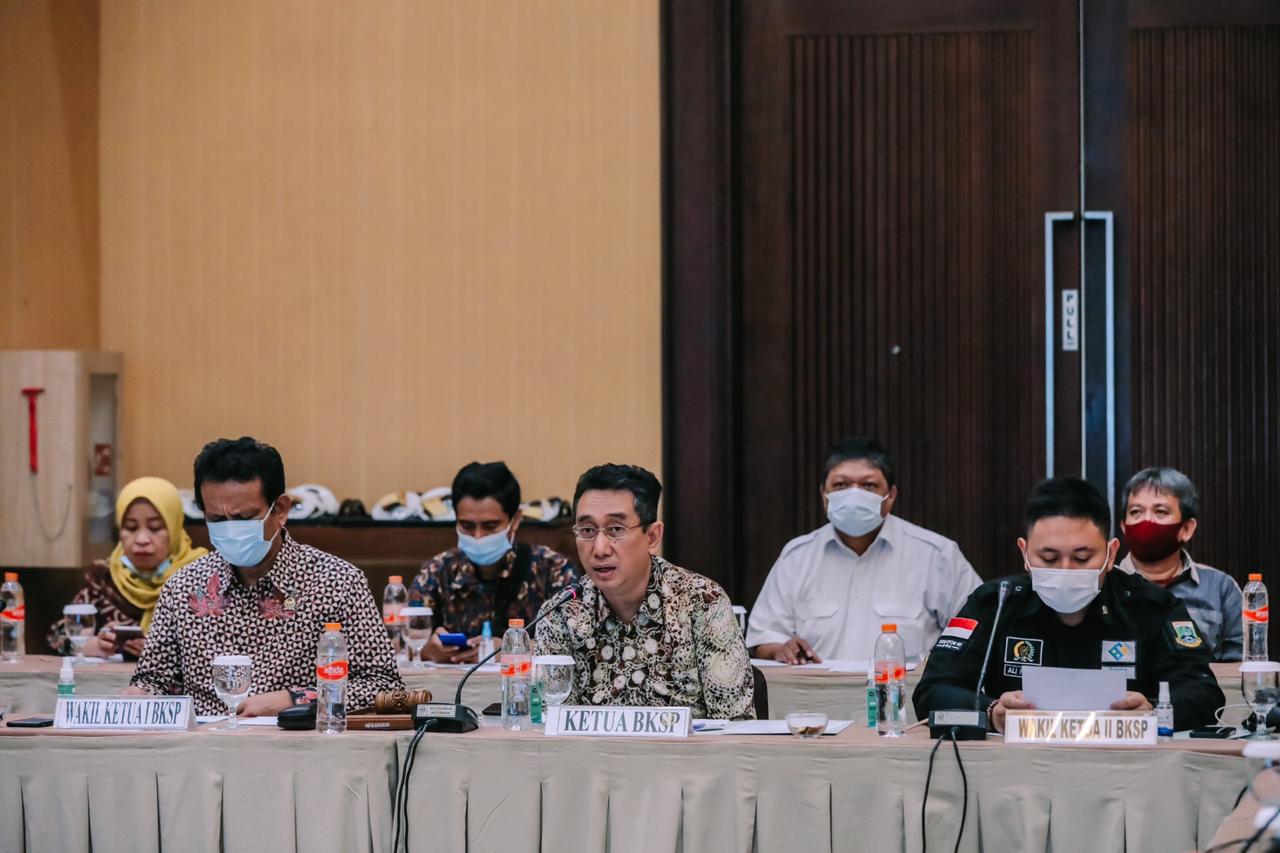 Anggota DPD RI saat memberi keterangan pers mengenai kerja sama Indonesia-Rusia.