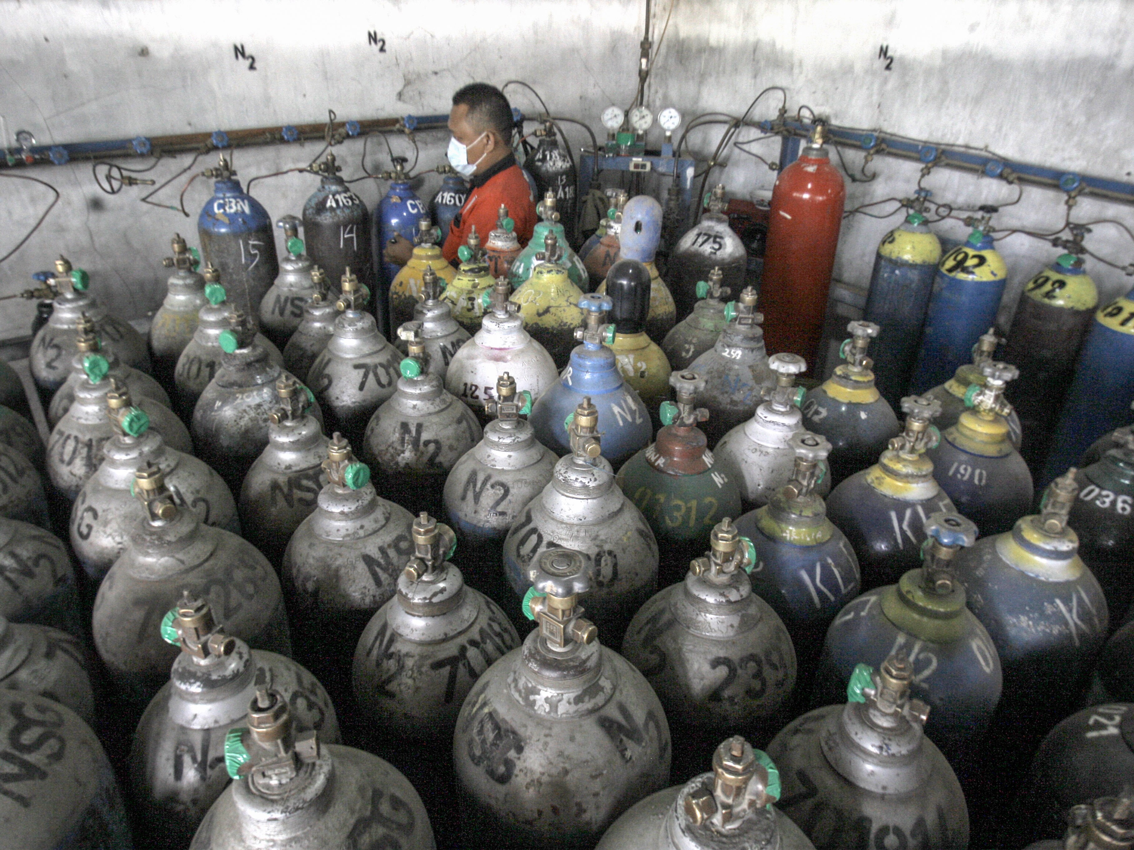 Petugas menyiapkan tabung oksigen untuk diisi di Cibinong Gas Oxygen Filling Station, Kabupaten Bogor, Jawa Barat, Rabu (14/7).