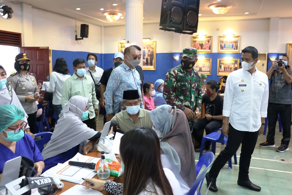 Wali Kota Pematangsiantar Hefriansyah (kanan).