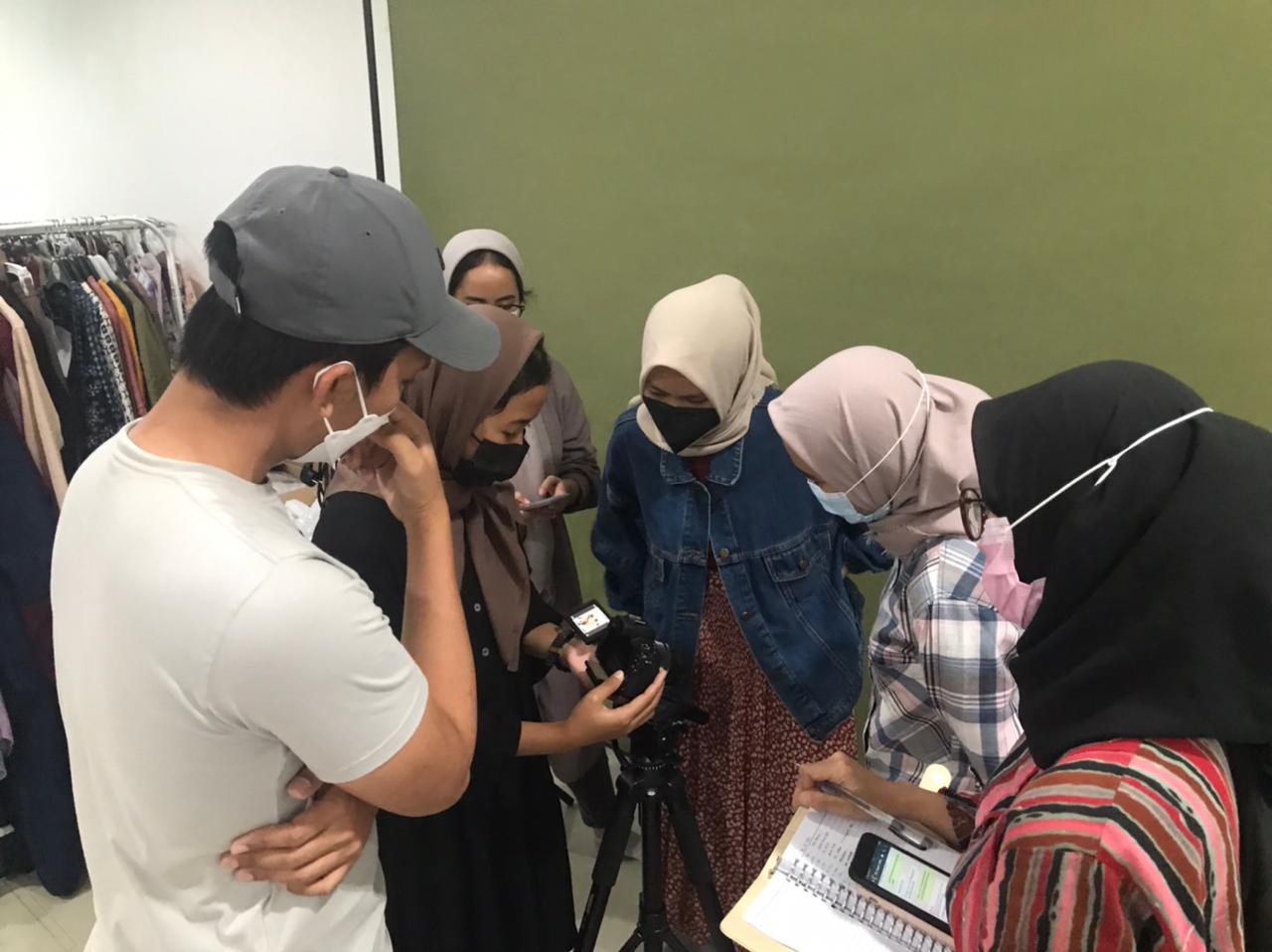 Tim ShootFotoProduk memperlihatkan hasil foto kepada pelaku UMKM