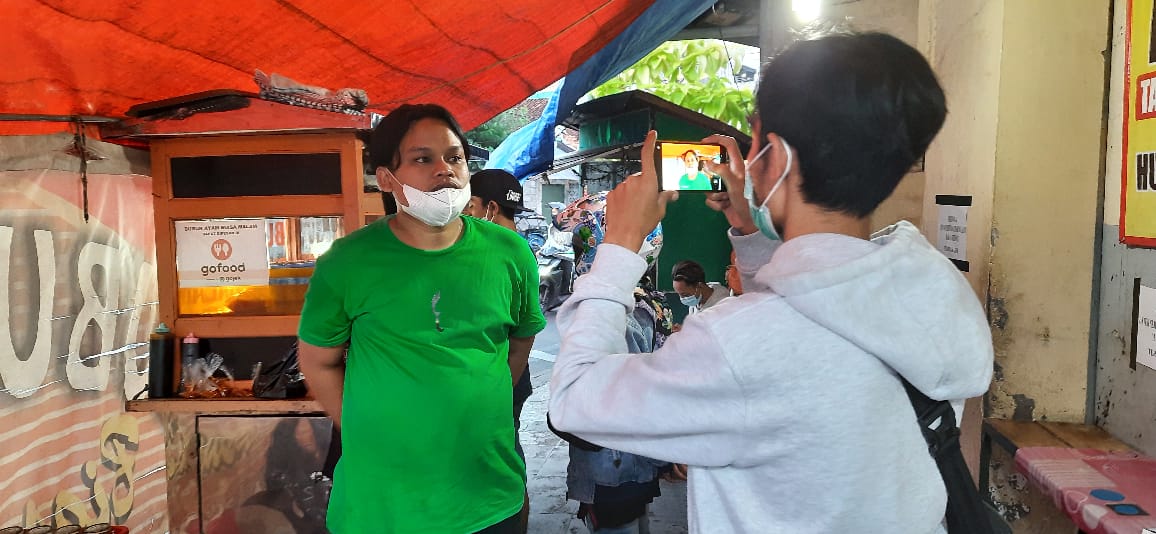 Pedagang bubur ayam, Salwa yang didenda Rp5 juta karena melanggar PPKM darurat di Tasikmalaya.