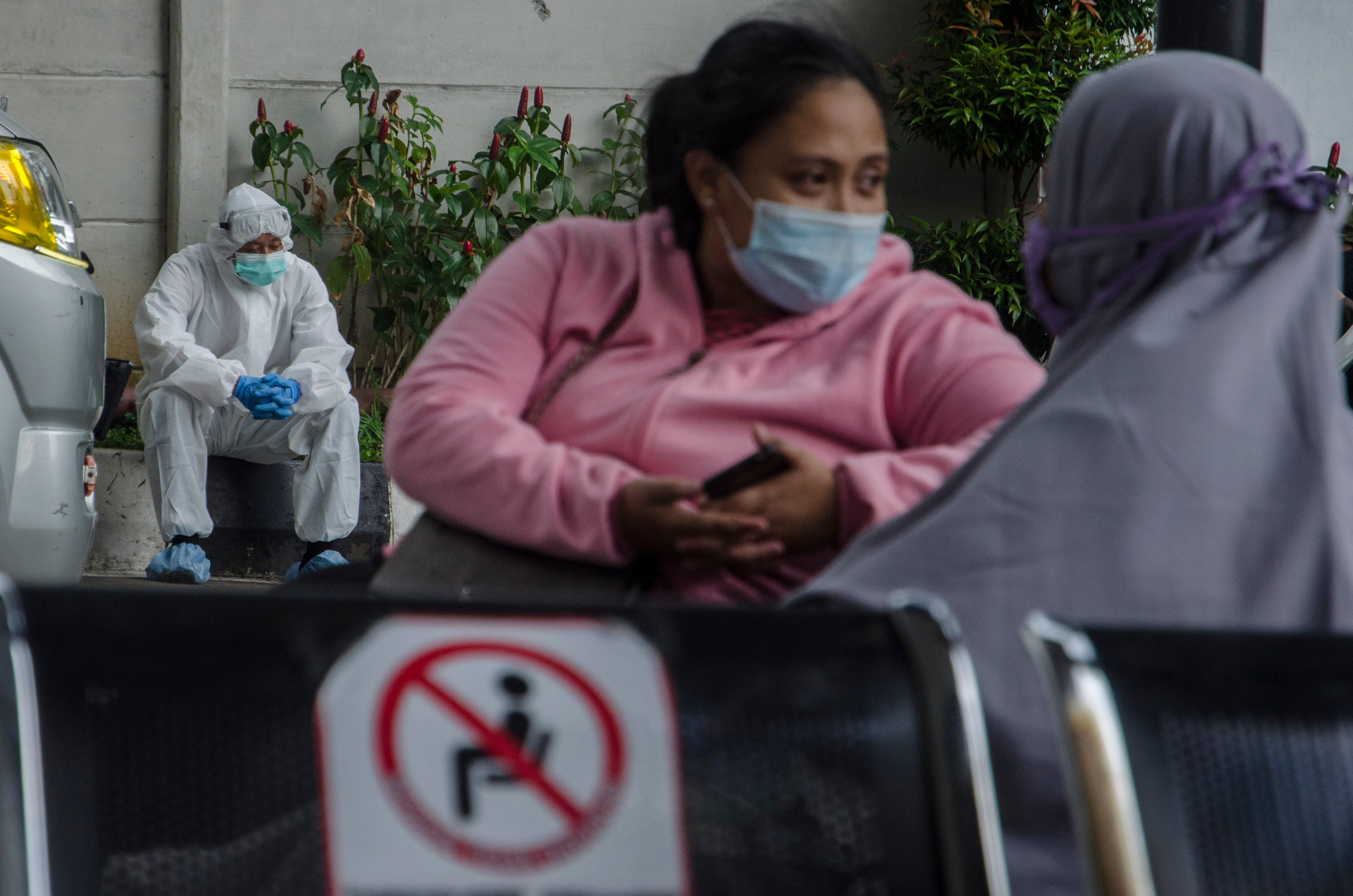 Petugas ambulans beristirahat di area parkir Rumah Sakit Khusus Ibu dan Anak, Bandung, Jawa Barat, Rabu (16/6/2021). 