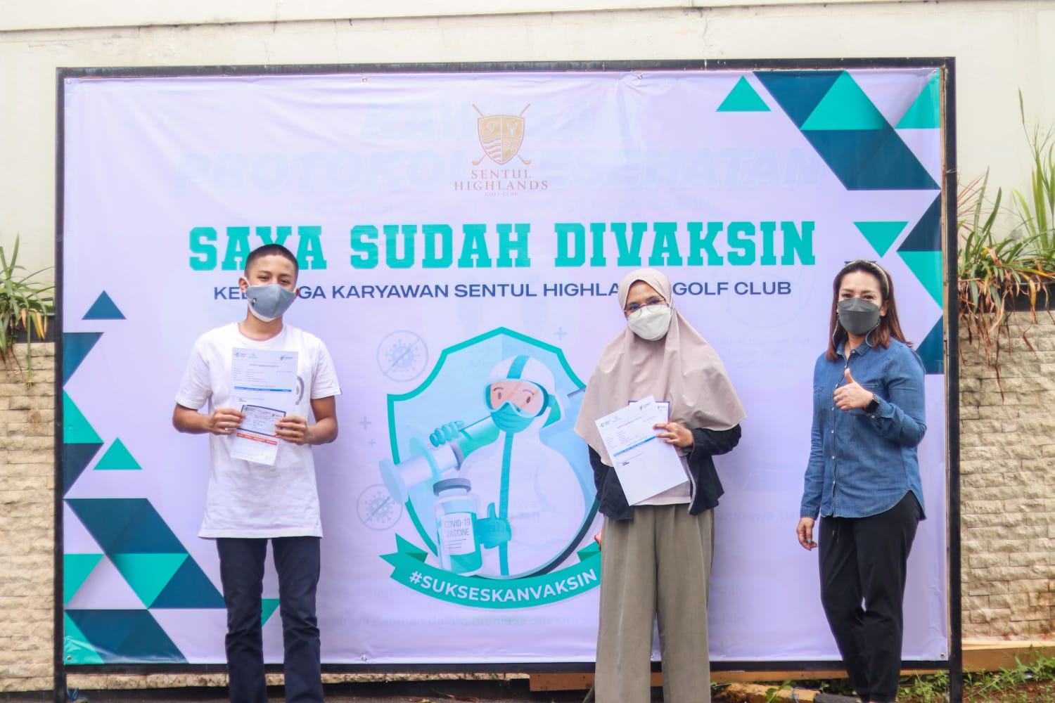 Karyawan SHGC usai mengikuti vaksinasi Covid-19 gotong royong